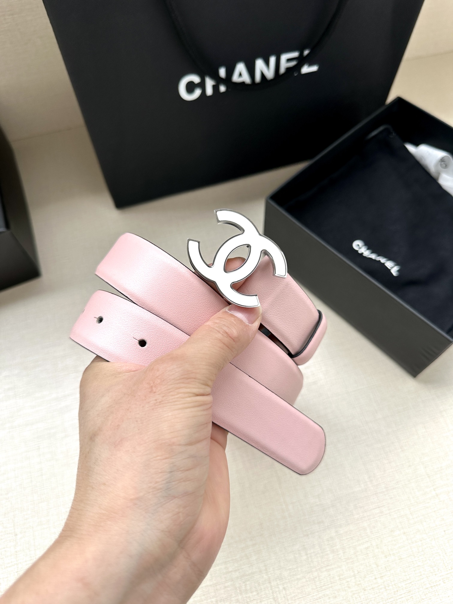 宽度3.0cm Chanel （香奈儿）进口柔软小牛皮纹路清晰五金配件金 银色/金属磨胶钢扣。