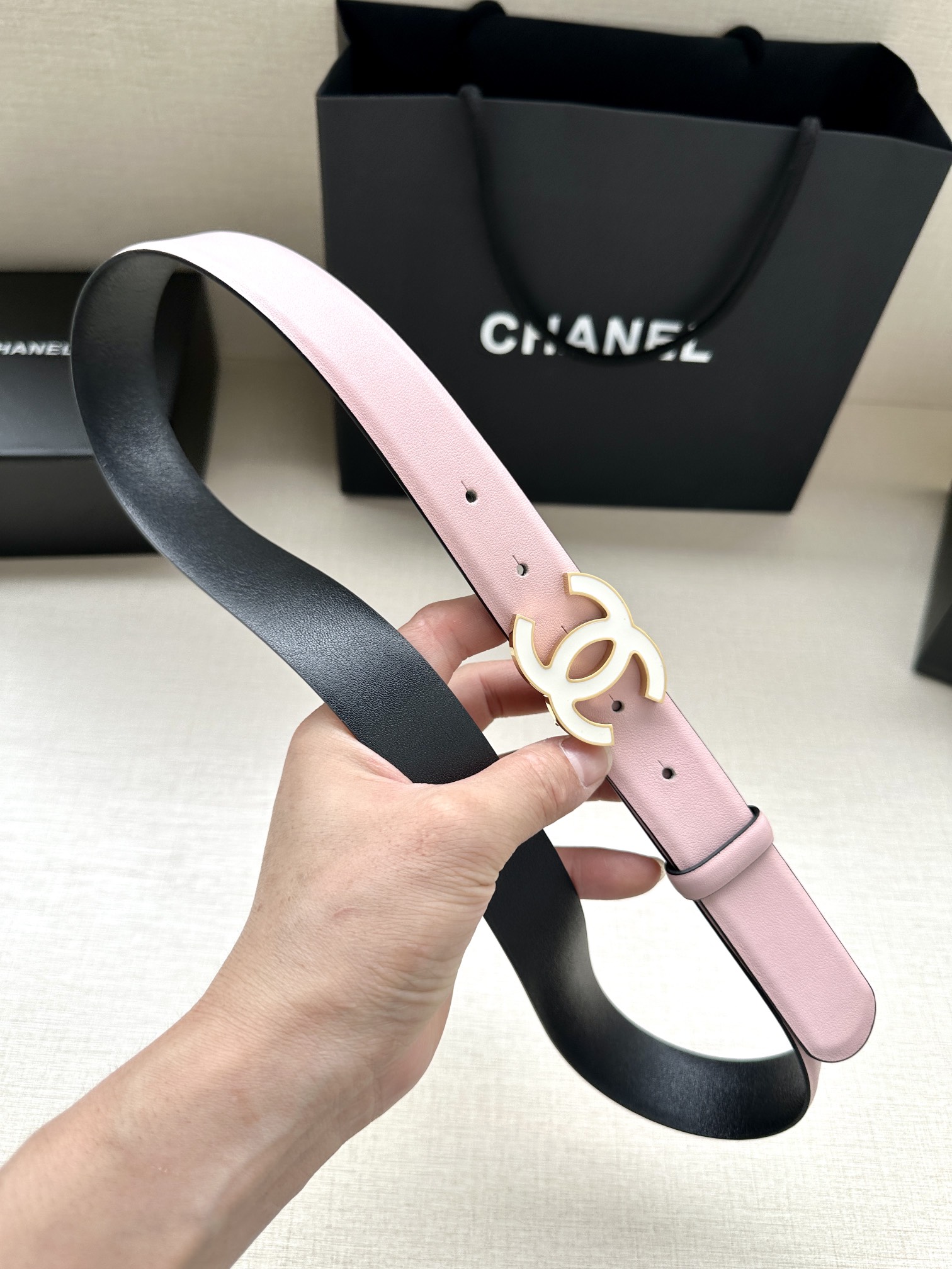 宽度3.0cm Chanel （香奈儿）进口柔软小牛皮纹路清晰五金配件金 银色/金属磨胶钢扣。