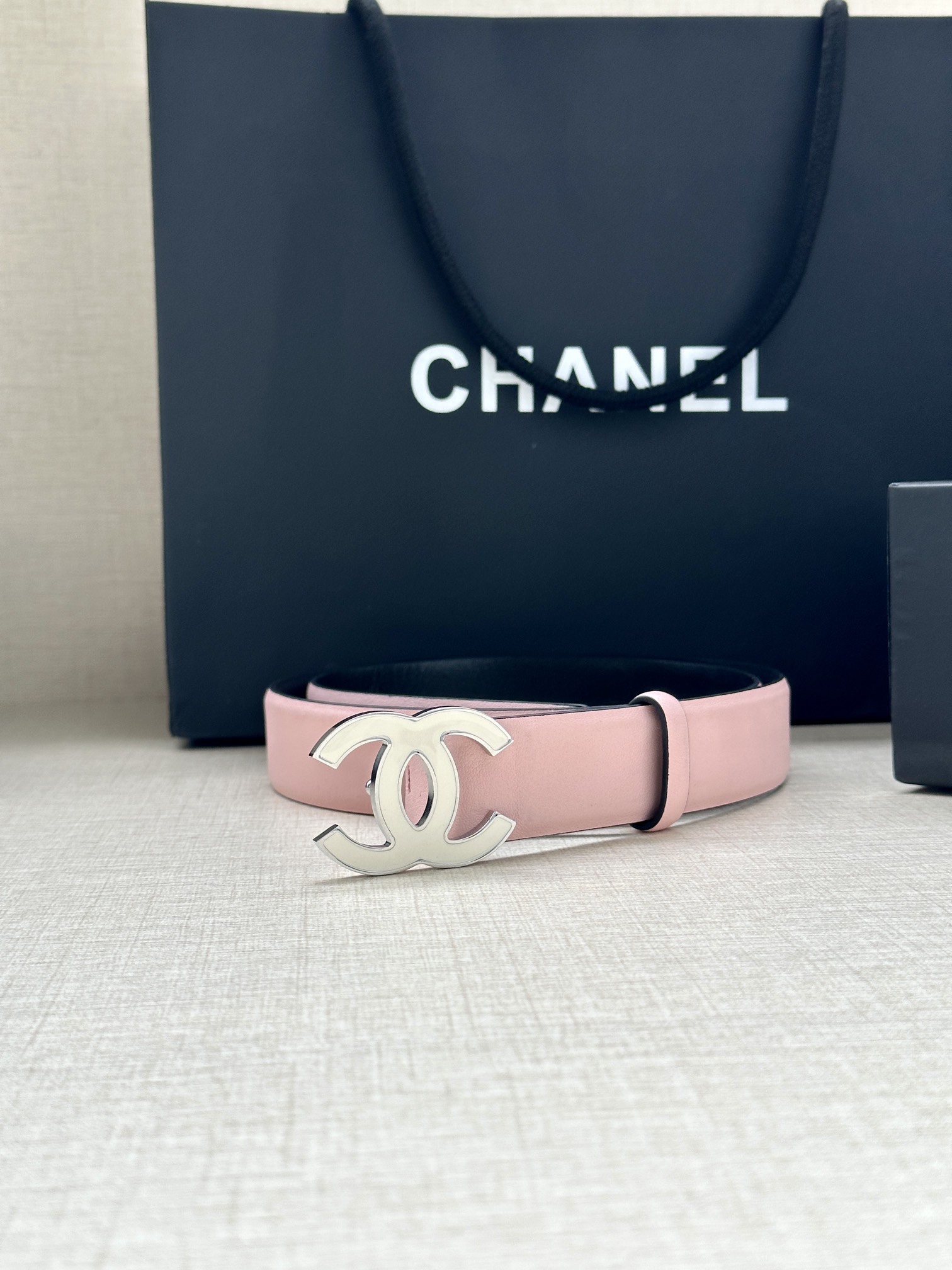 宽度3.0cm Chanel （香奈儿）进口柔软小牛皮纹路清晰五金配件金 银色/金属磨胶钢扣。