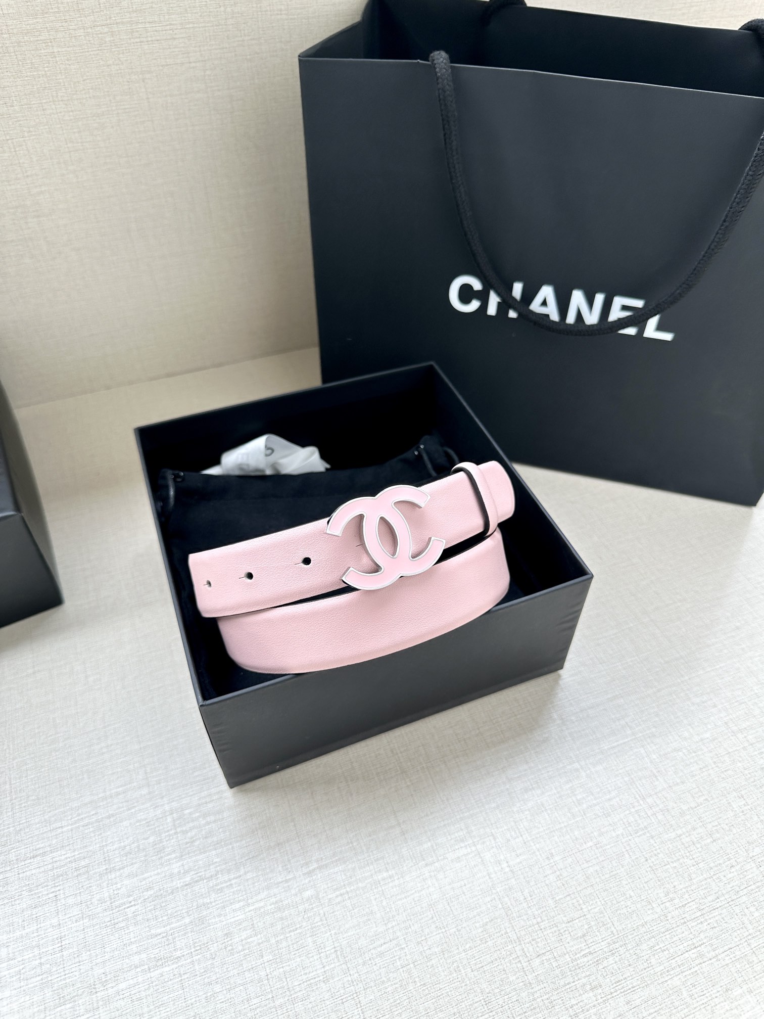 宽度3.0cm Chanel （香奈儿）进口柔软小牛皮纹路清晰五金配件金 银色/金属磨胶钢扣。