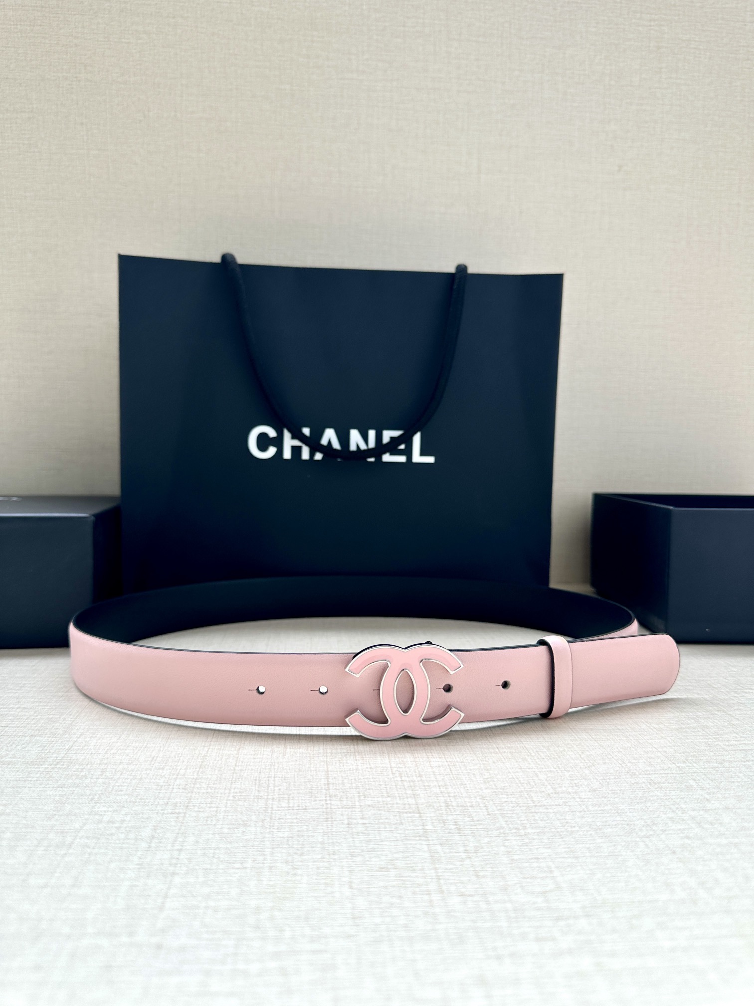 宽度3.0cm Chanel （香奈儿）进口柔软小牛皮纹路清晰五金配件金 银色/金属磨胶钢扣。