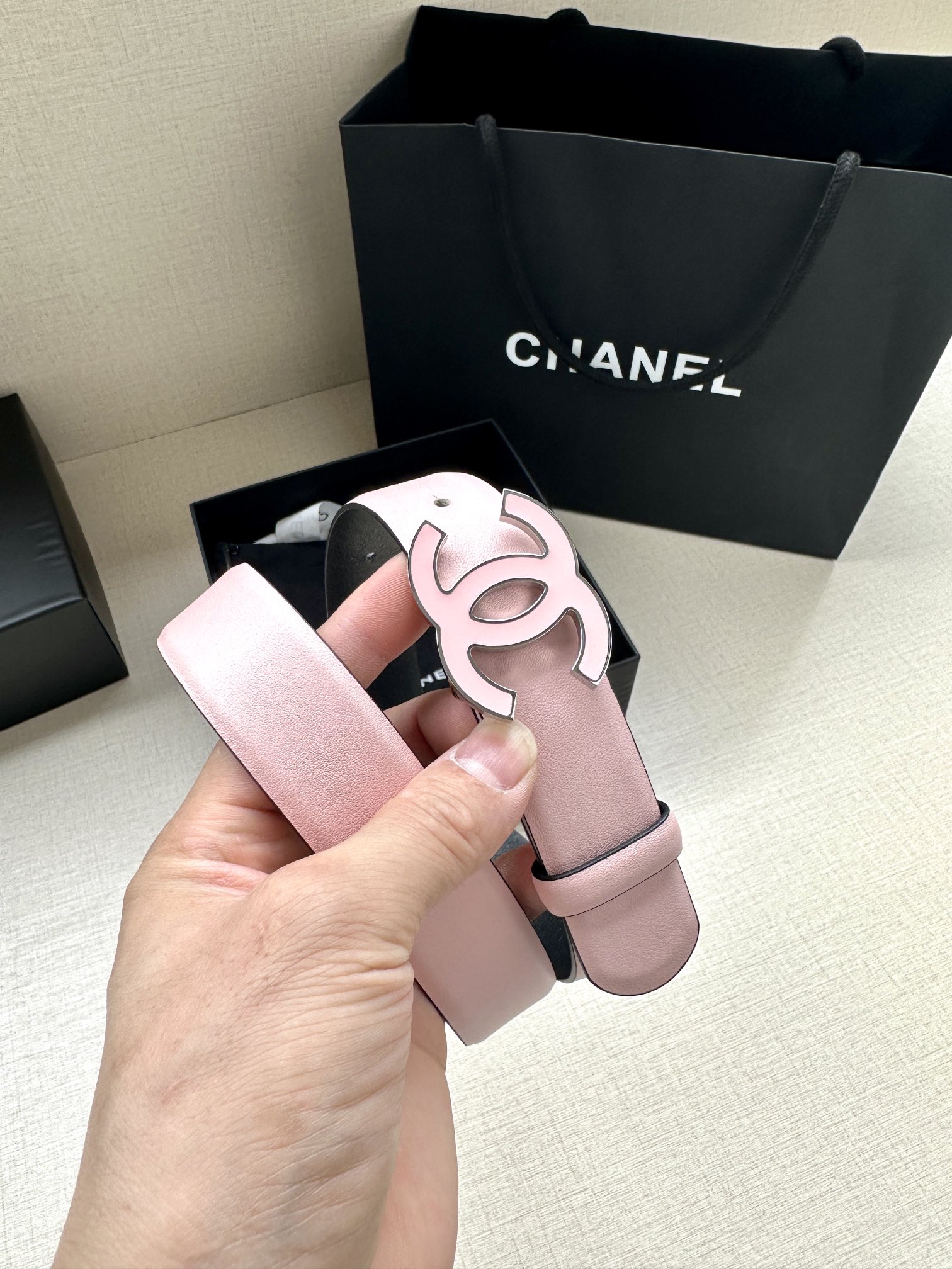 宽度3.0cm Chanel （香奈儿）进口柔软小牛皮纹路清晰五金配件金 银色/金属磨胶钢扣。