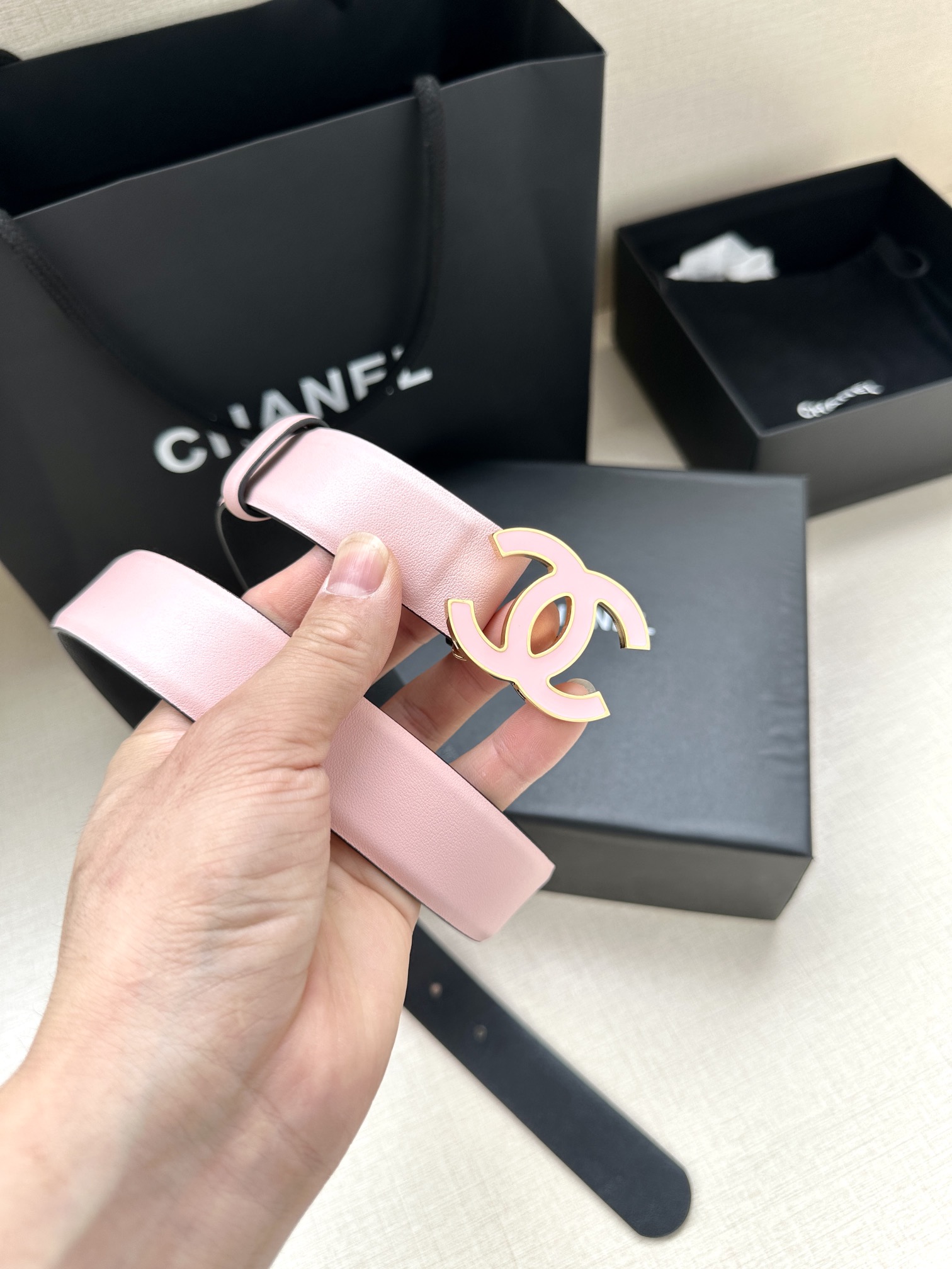 宽度3.0cm Chanel （香奈儿）进口柔软小牛皮纹路清晰五金配件金 银色/金属磨胶钢扣。