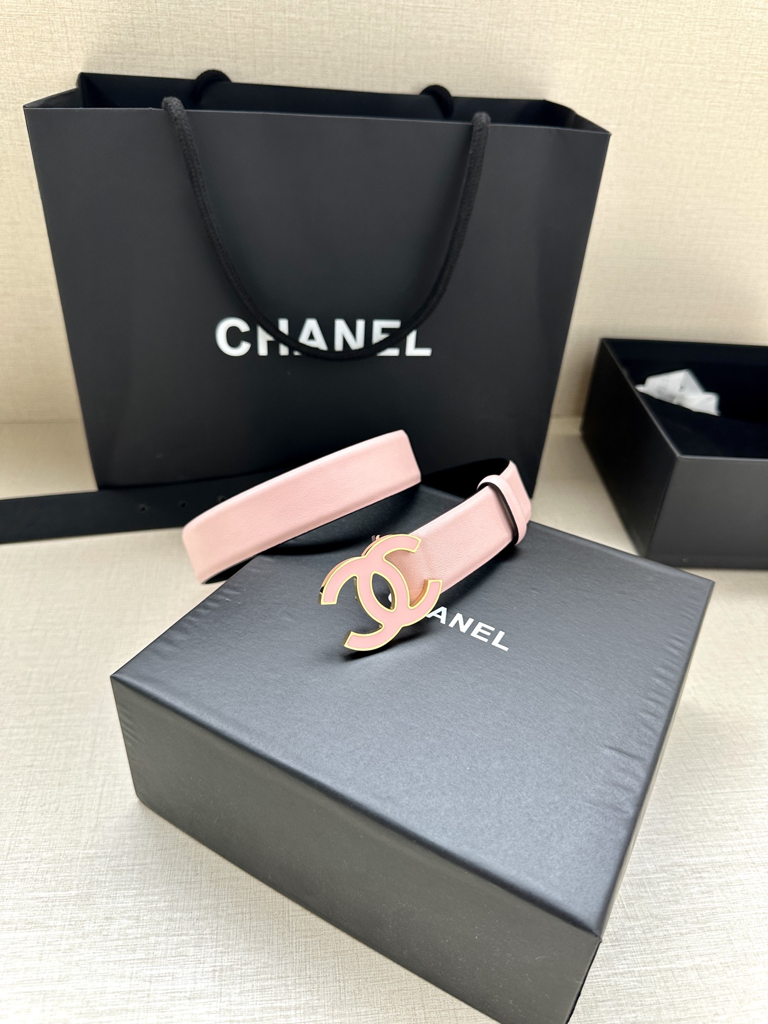 宽度3.0cm Chanel （香奈儿）进口柔软小牛皮纹路清晰五金配件金 银色/金属磨胶钢扣。