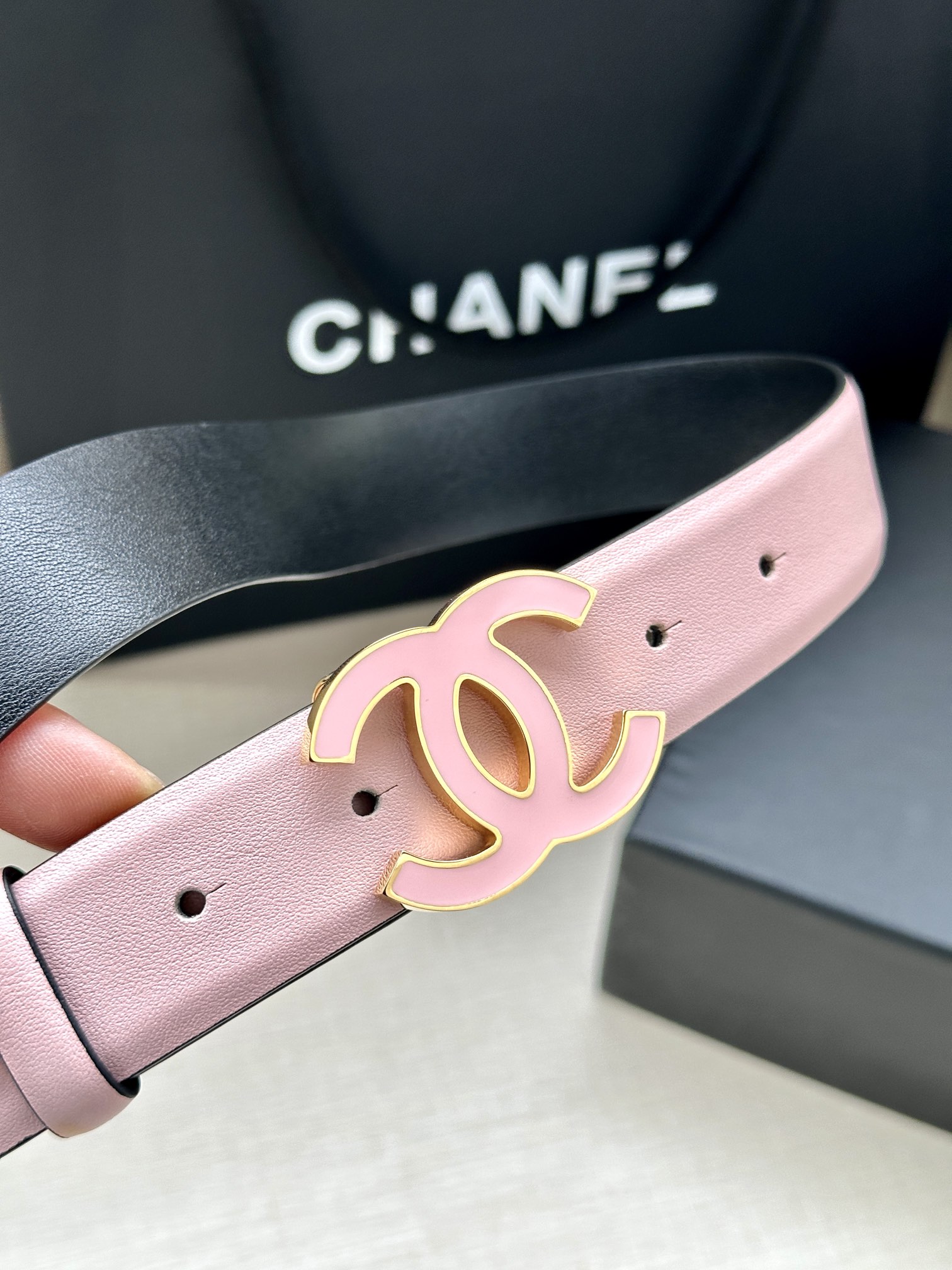 宽度3.0cm Chanel （香奈儿）进口柔软小牛皮纹路清晰五金配件金 银色/金属磨胶钢扣。