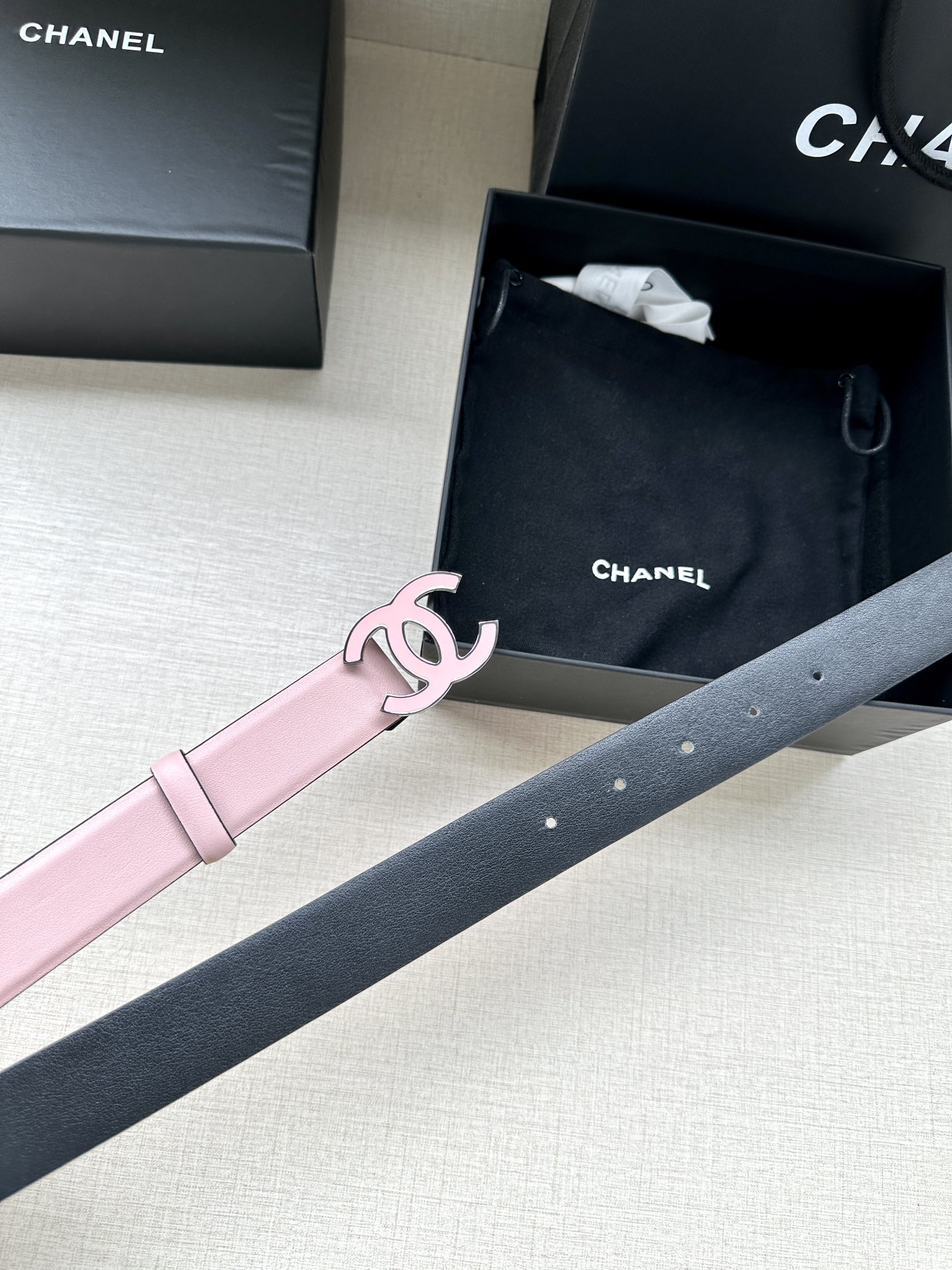 宽度3.0cm Chanel （香奈儿）进口柔软小牛皮纹路清晰五金配件金 银色/金属磨胶钢扣。