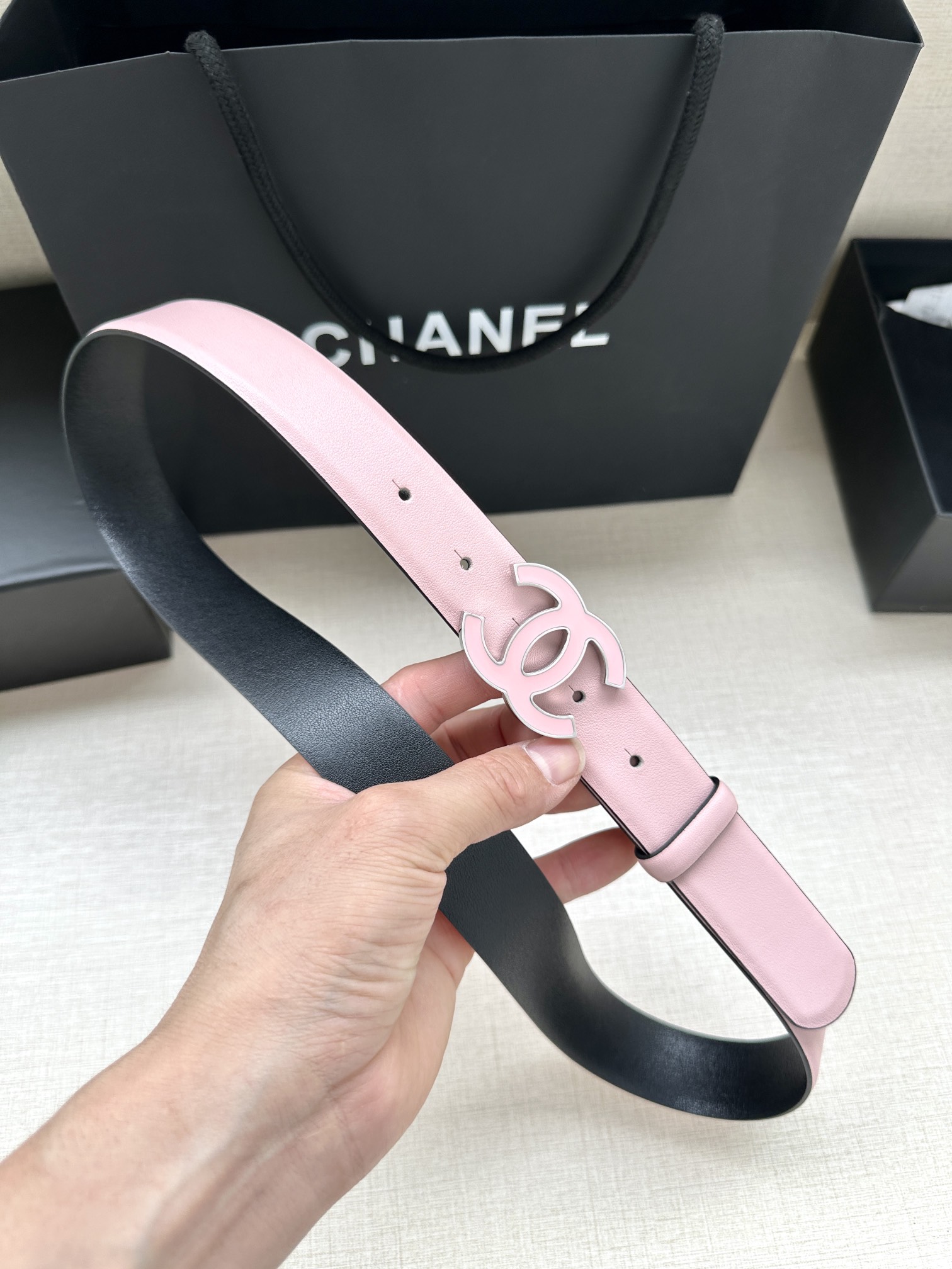 宽度3.0cm Chanel （香奈儿）进口柔软小牛皮纹路清晰五金配件金 银色/金属磨胶钢扣。
