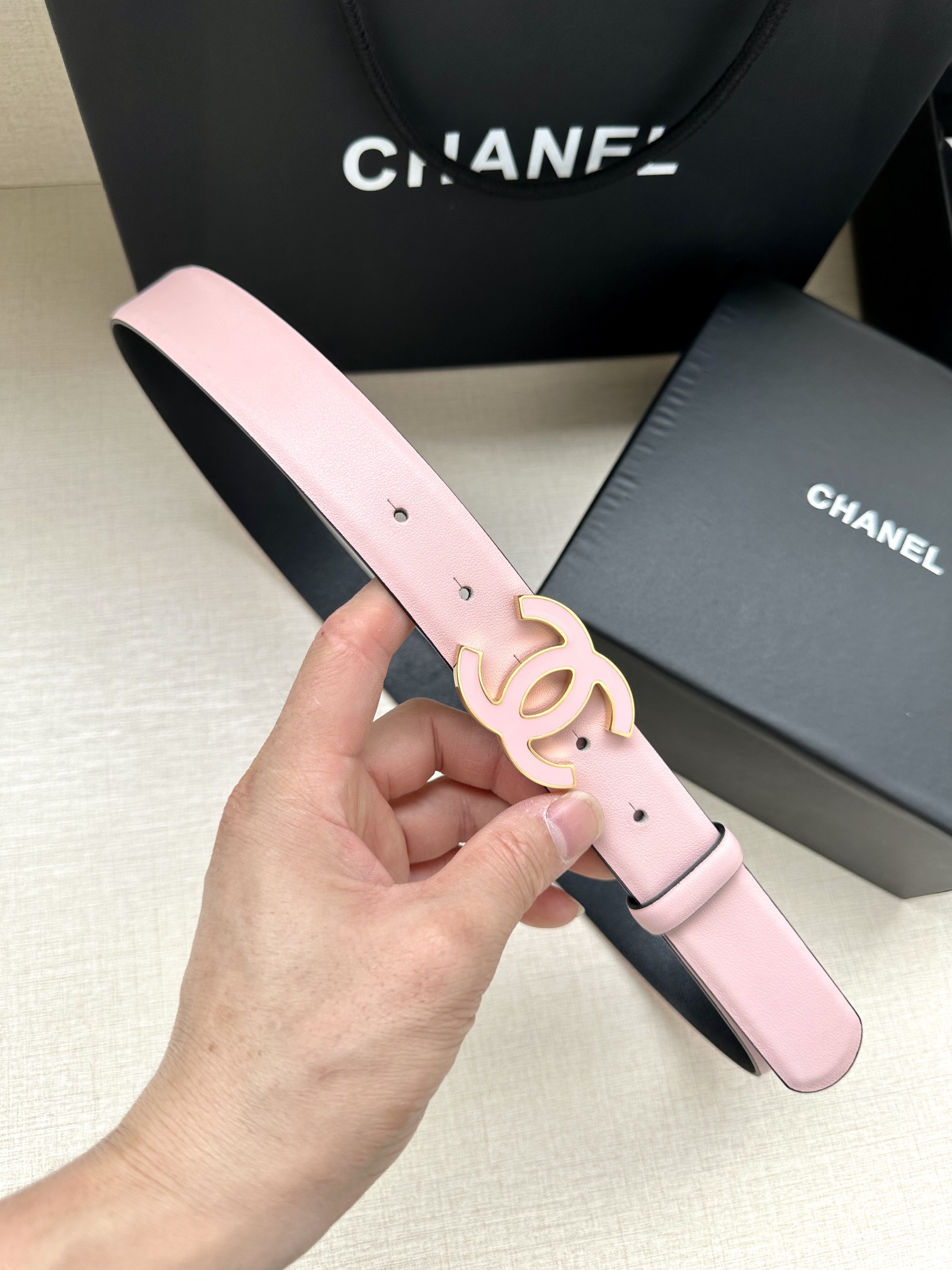 宽度3.0cm Chanel （香奈儿）进口柔软小牛皮纹路清晰五金配件金 银色/金属磨胶钢扣。