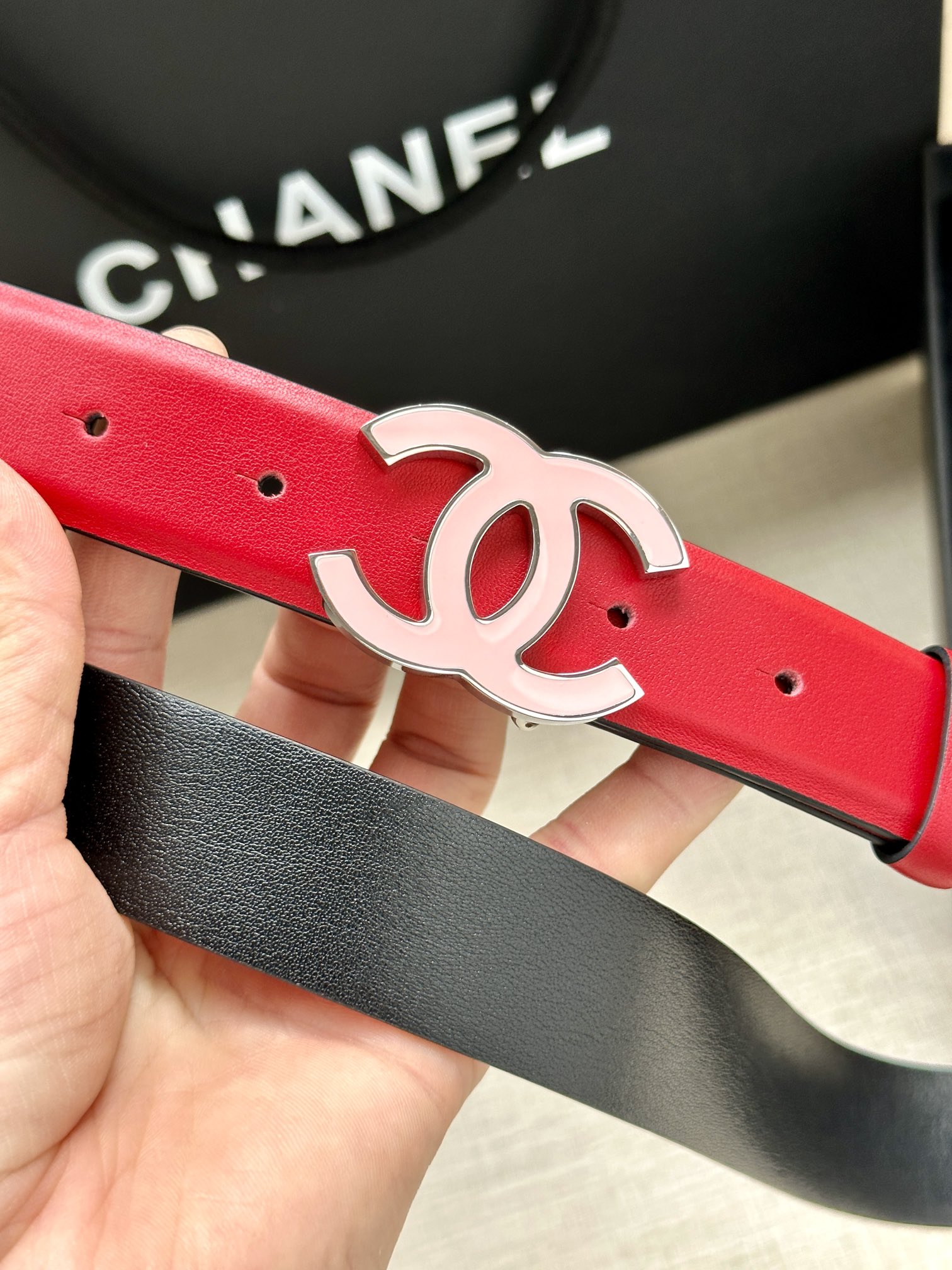 宽度3.0cm Chanel （香奈儿）进口柔软小牛皮纹路清晰五金配件金 银色/金属磨胶钢扣。