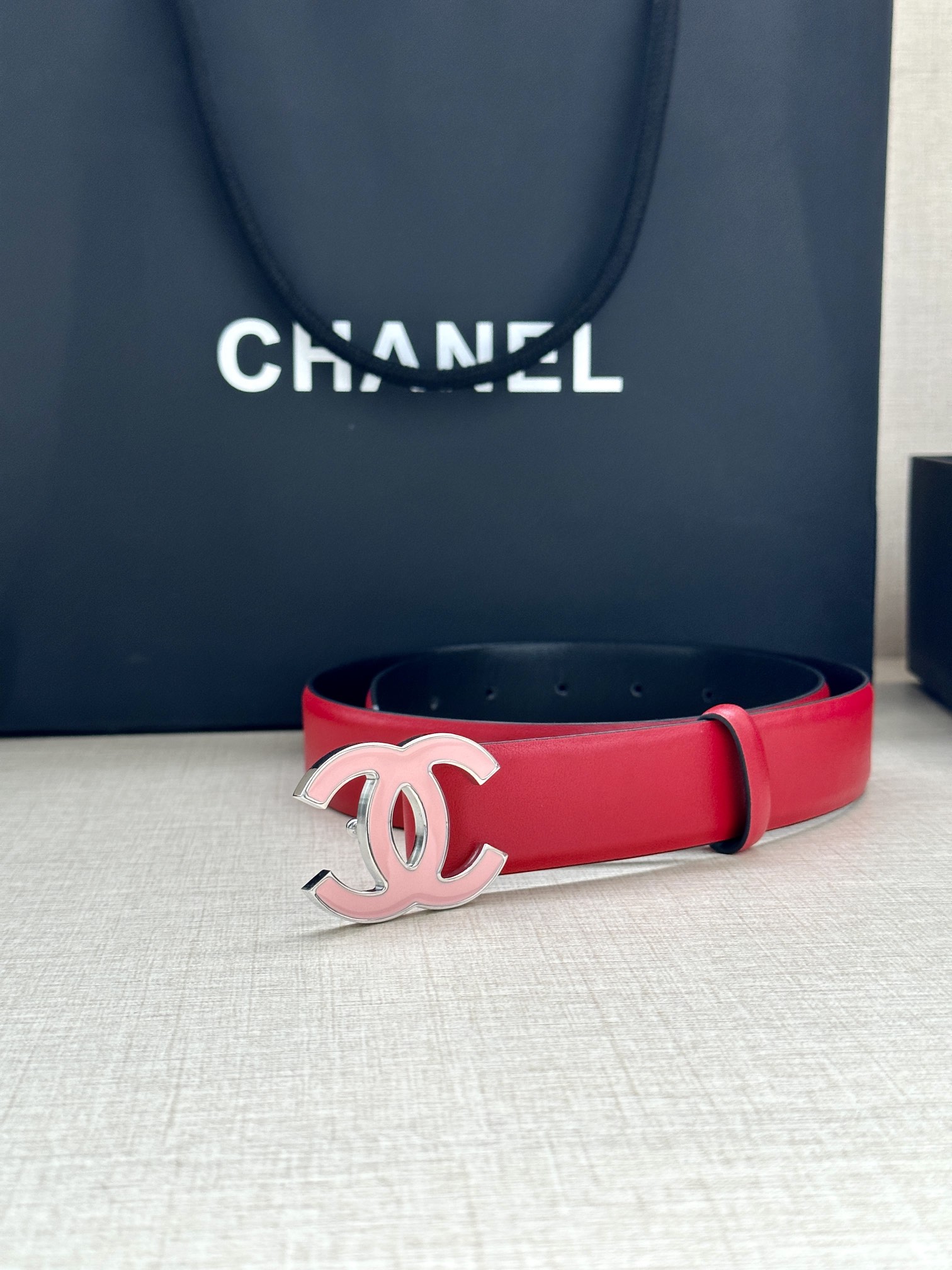 宽度3.0cm Chanel （香奈儿）进口柔软小牛皮纹路清晰五金配件金 银色/金属磨胶钢扣。