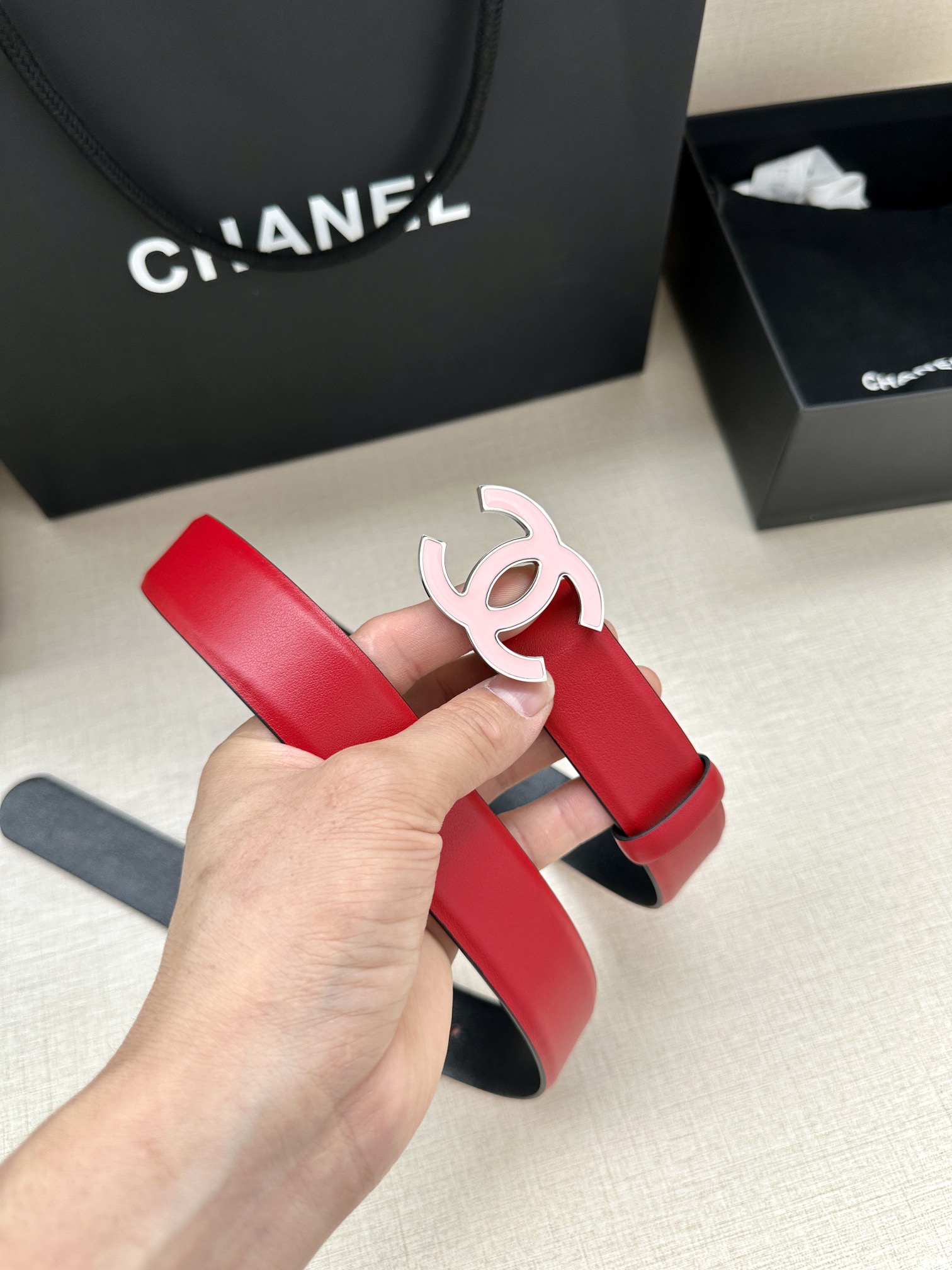 宽度3.0cm Chanel （香奈儿）进口柔软小牛皮纹路清晰五金配件金 银色/金属磨胶钢扣。