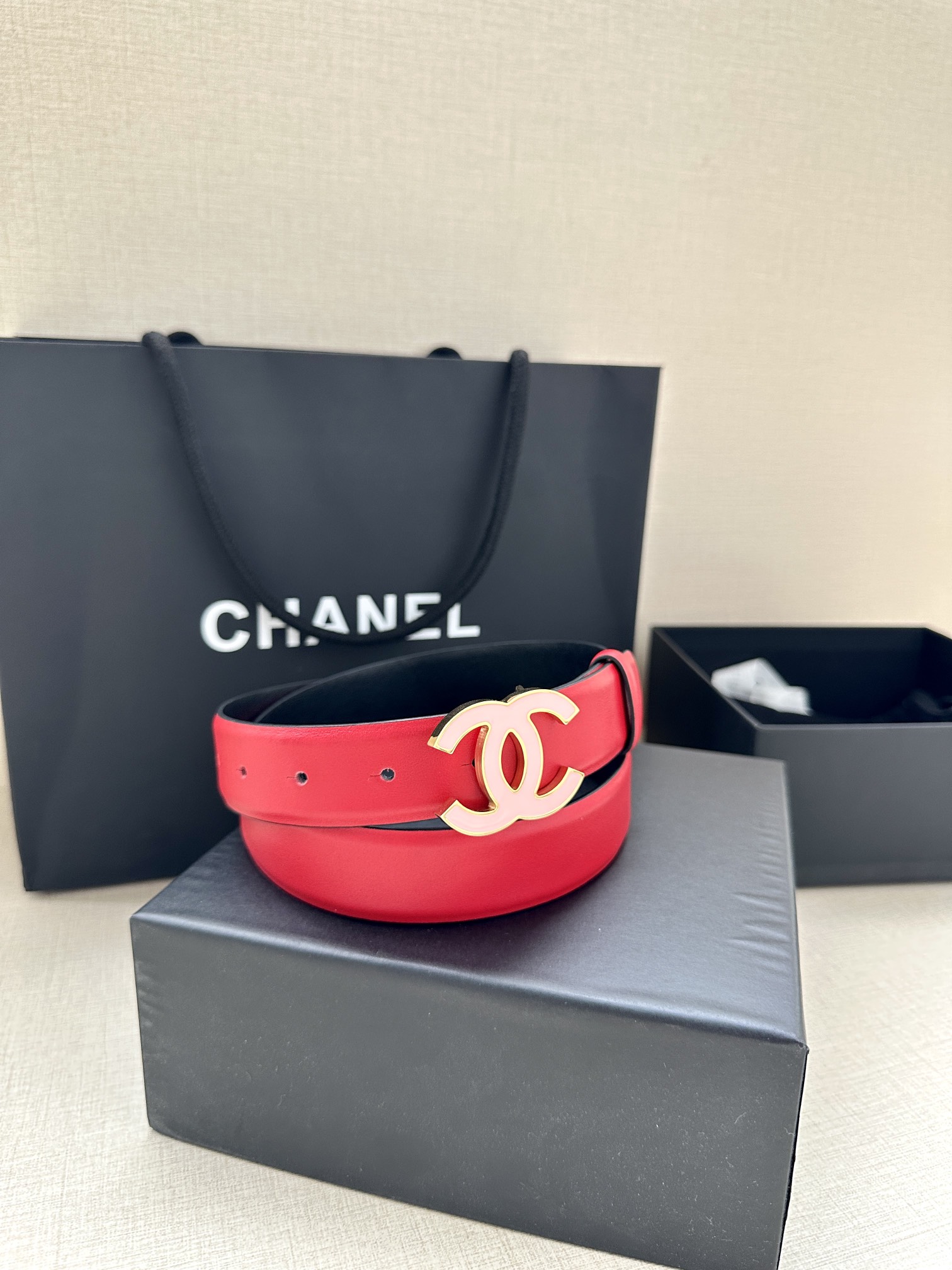宽度3.0cm Chanel （香奈儿）进口柔软小牛皮纹路清晰五金配件金 银色/金属磨胶钢扣。