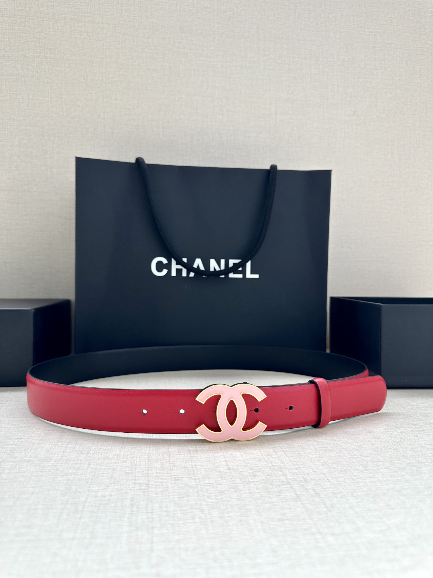宽度3.0cm Chanel （香奈儿）进口柔软小牛皮纹路清晰五金配件金 银色/金属磨胶钢扣。