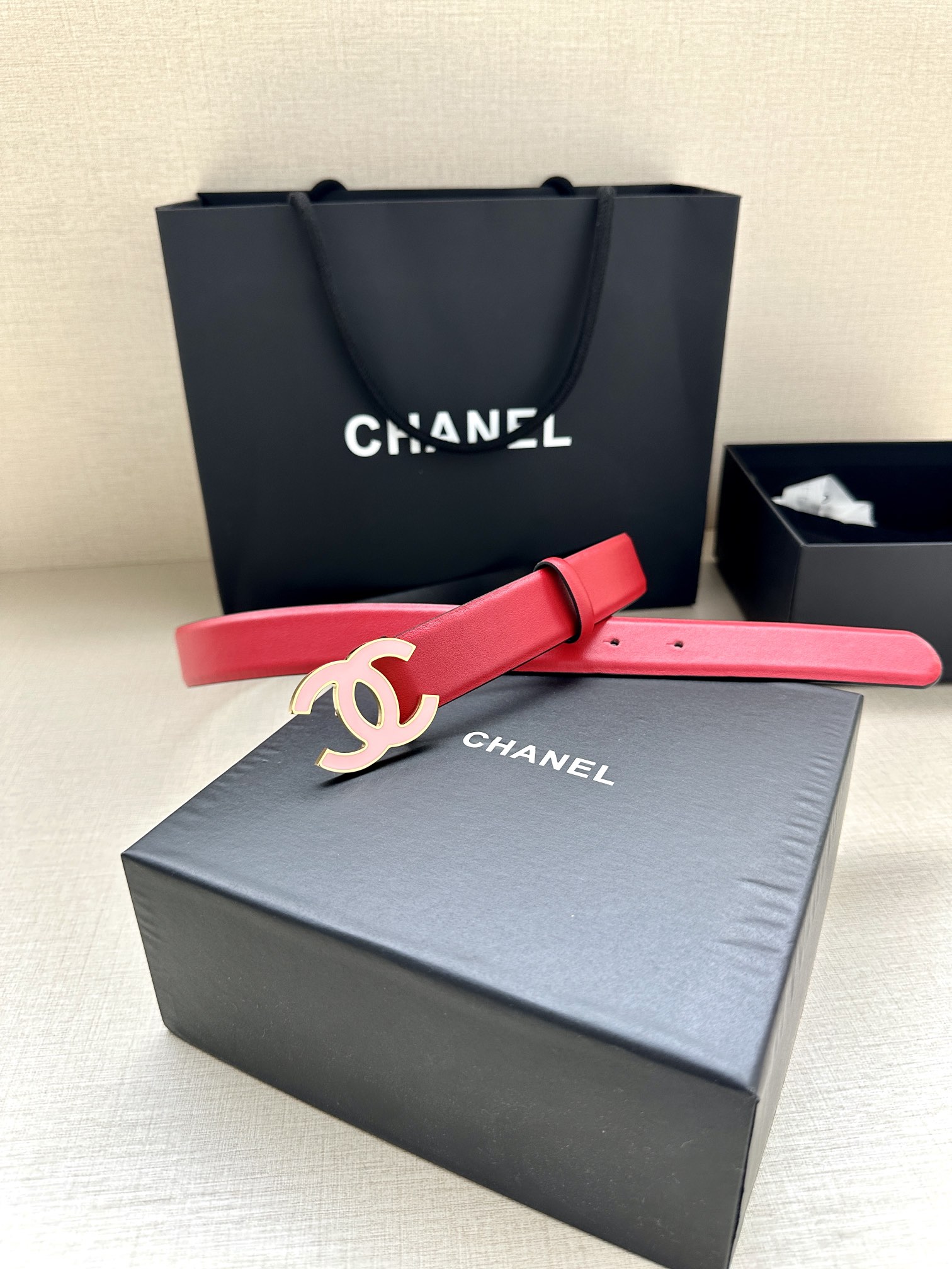宽度3.0cm Chanel （香奈儿）进口柔软小牛皮纹路清晰五金配件金 银色/金属磨胶钢扣。