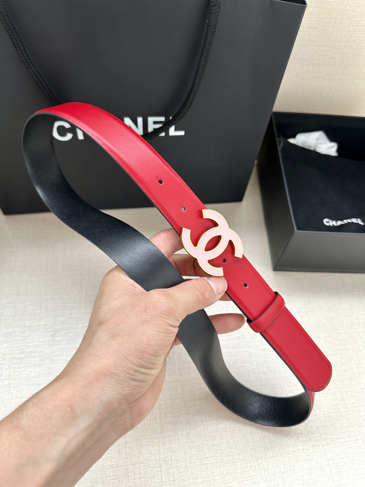 宽度3.0cm Chanel （香奈儿）进口柔软小牛皮纹路清晰五金配件金 银色/金属磨胶钢扣。