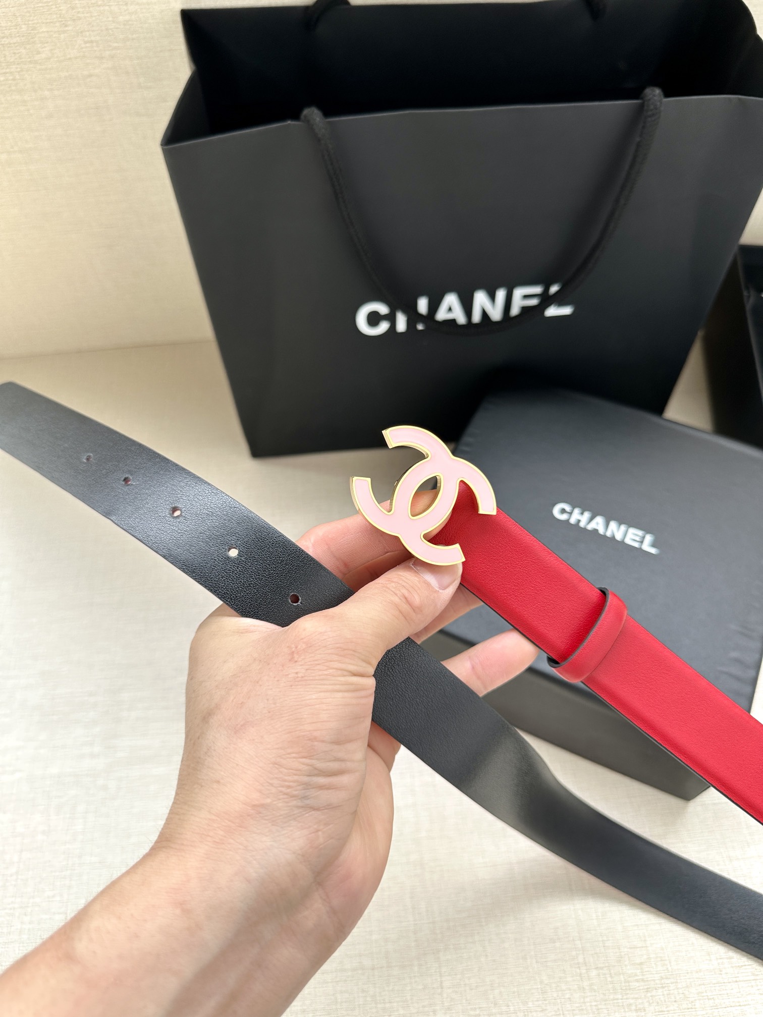 宽度3.0cm Chanel （香奈儿）进口柔软小牛皮纹路清晰五金配件金 银色/金属磨胶钢扣。