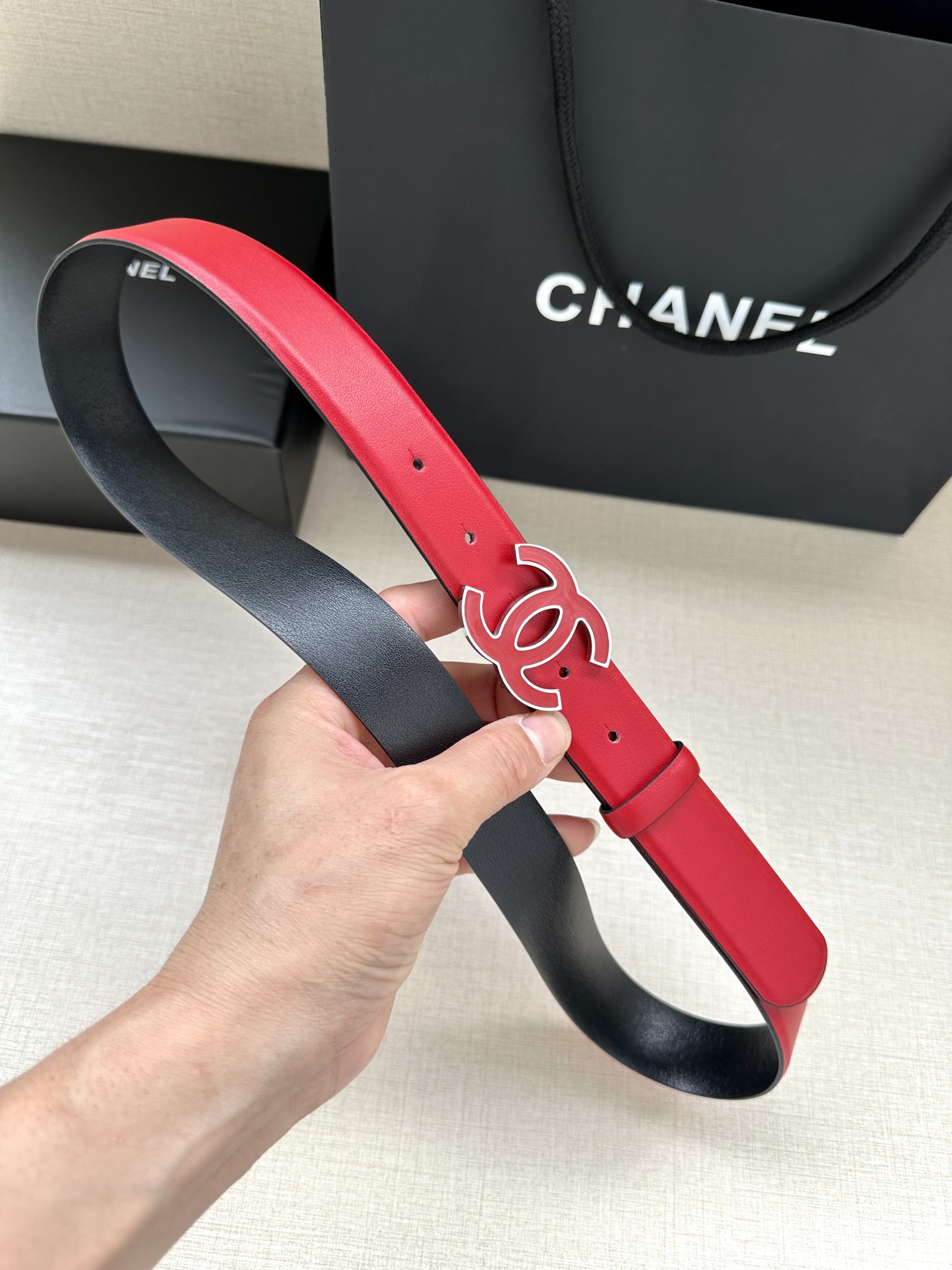 宽度3.0cm Chanel （香奈儿）进口柔软小牛皮纹路清晰五金配件金 银色/金属磨胶钢扣。