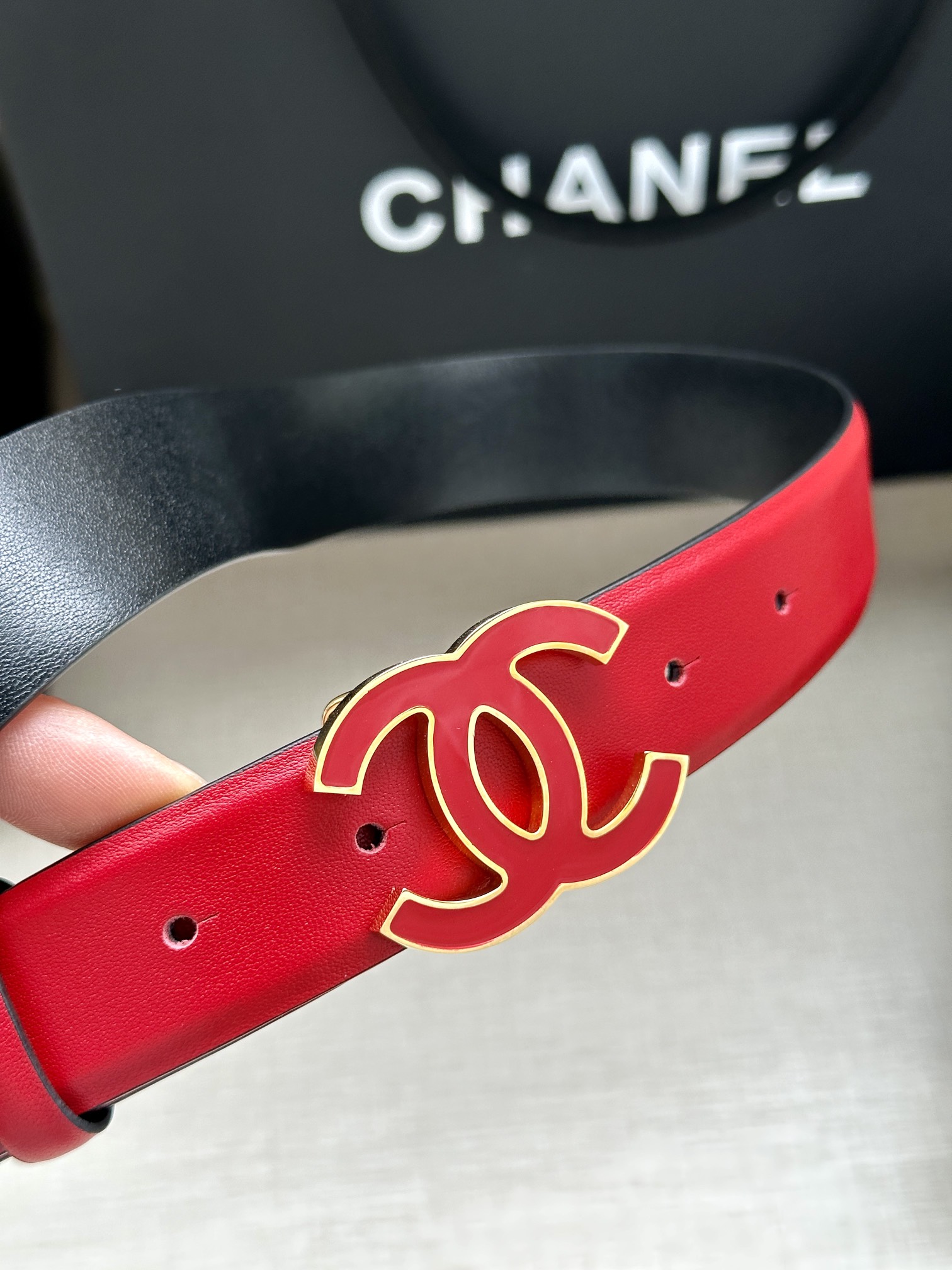 宽度3.0cm Chanel （香奈儿）进口柔软小牛皮纹路清晰五金配件金 银色/金属磨胶钢扣。
