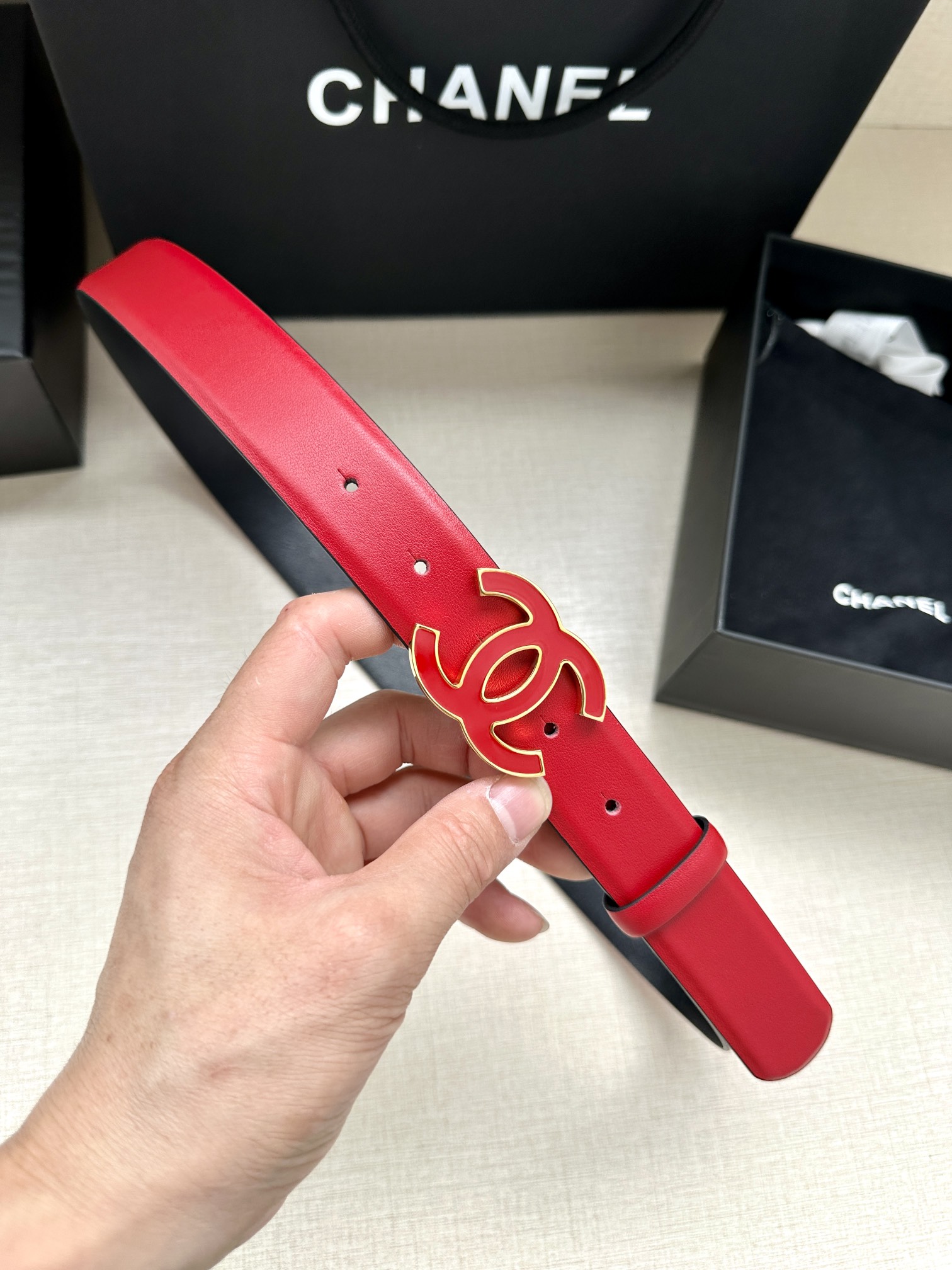 宽度3.0cm Chanel （香奈儿）进口柔软小牛皮纹路清晰五金配件金 银色/金属磨胶钢扣。