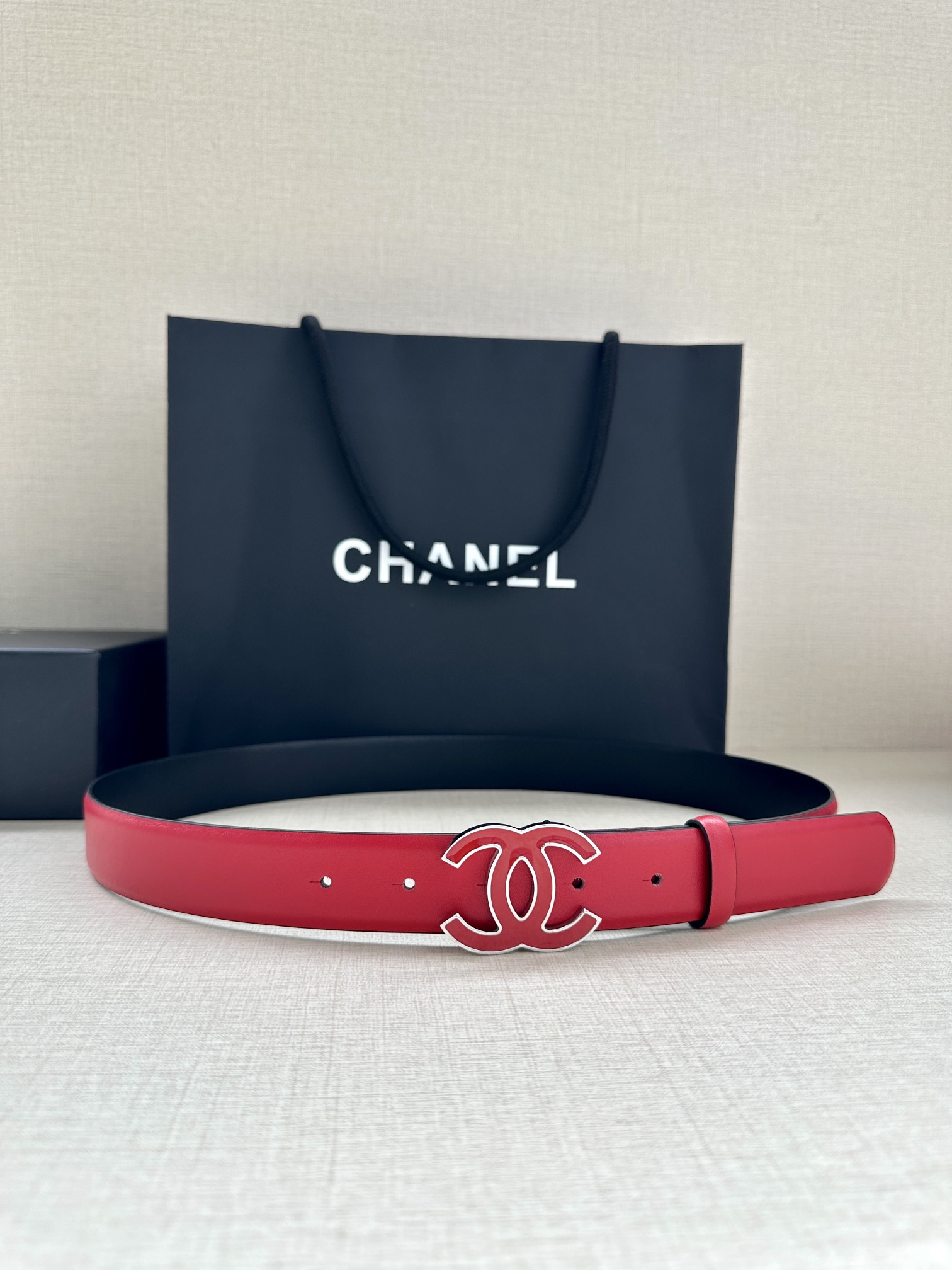 宽度3.0cm Chanel （香奈儿）进口柔软小牛皮纹路清晰五金配件金 银色/金属磨胶钢扣。