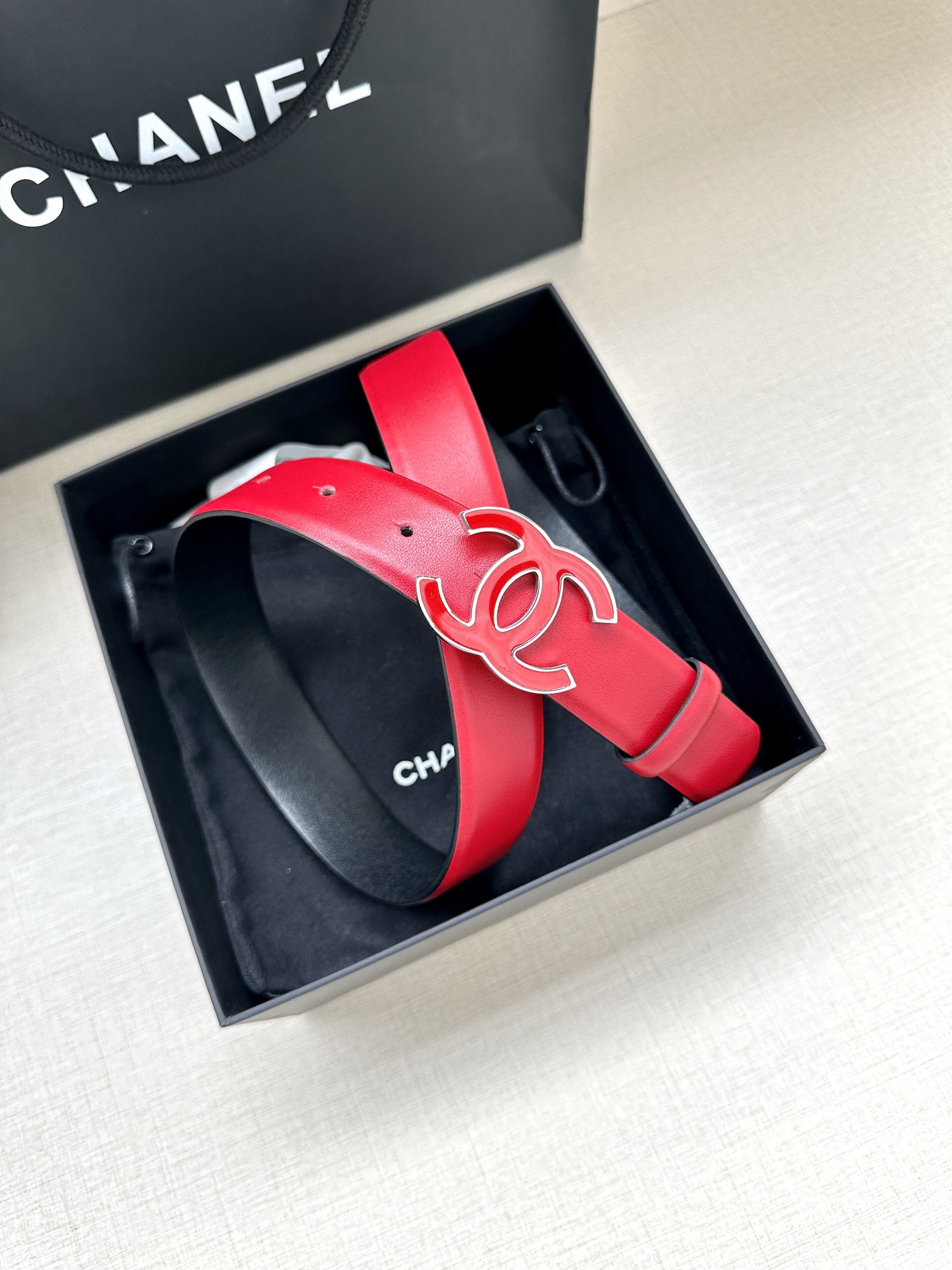 宽度3.0cm Chanel （香奈儿）进口柔软小牛皮纹路清晰五金配件金 银色/金属磨胶钢扣。