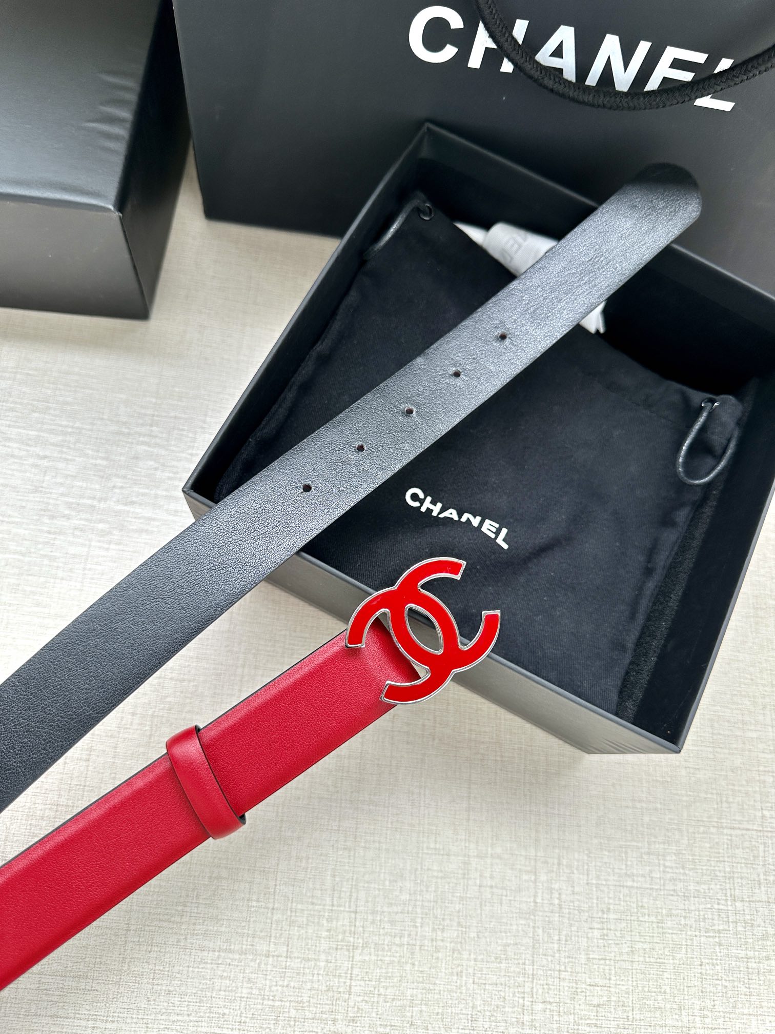宽度3.0cm Chanel （香奈儿）进口柔软小牛皮纹路清晰五金配件金 银色/金属磨胶钢扣。
