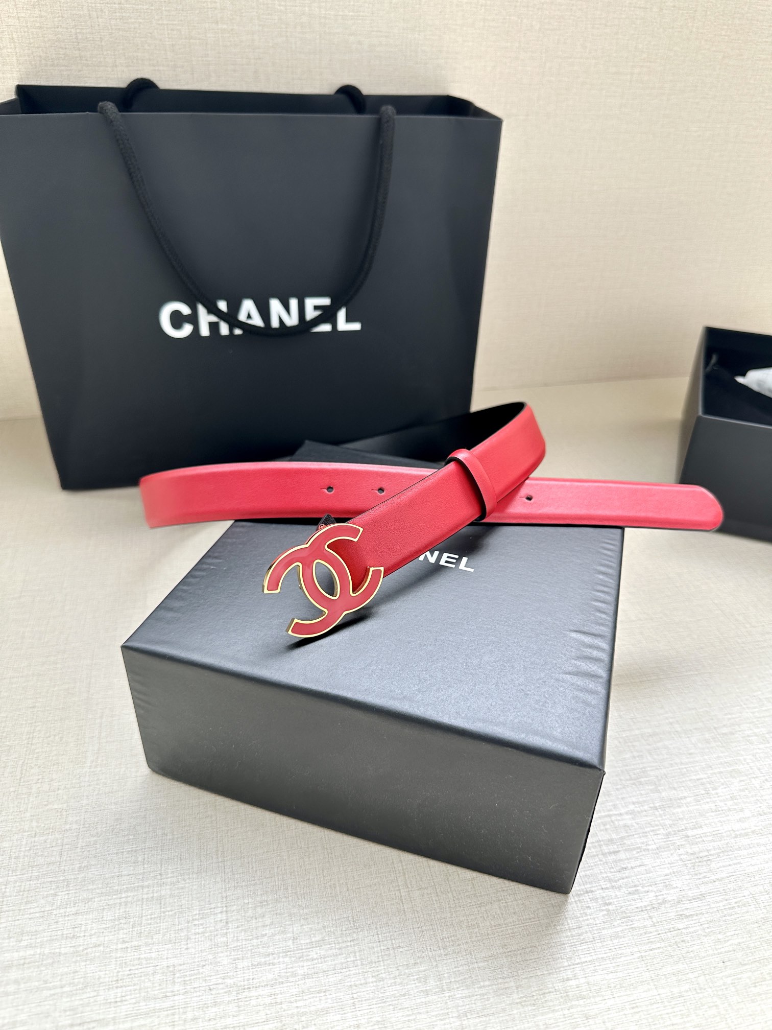 宽度3.0cm Chanel （香奈儿）进口柔软小牛皮纹路清晰五金配件金 银色/金属磨胶钢扣。