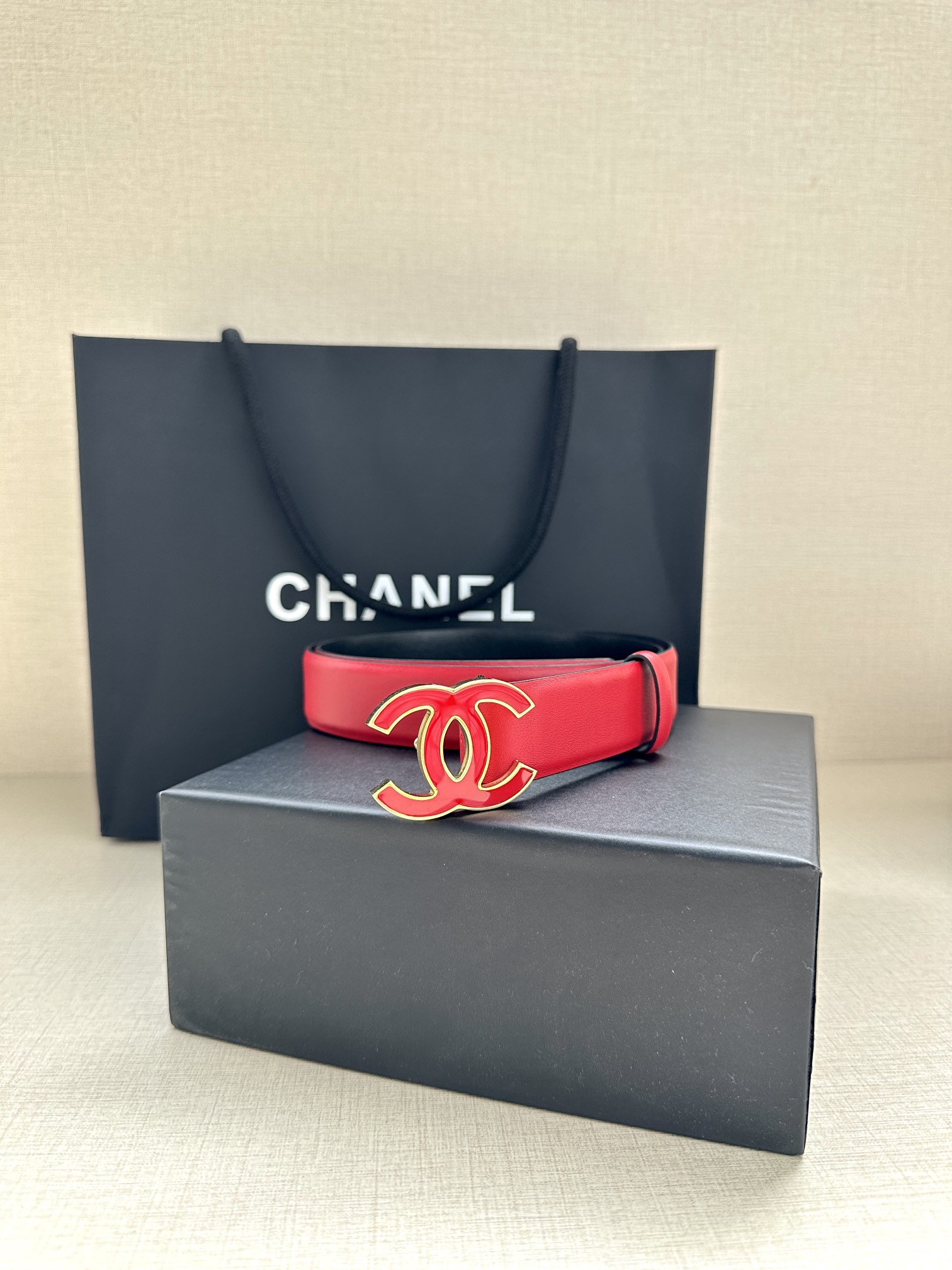 宽度3.0cm Chanel （香奈儿）进口柔软小牛皮纹路清晰五金配件金 银色/金属磨胶钢扣。