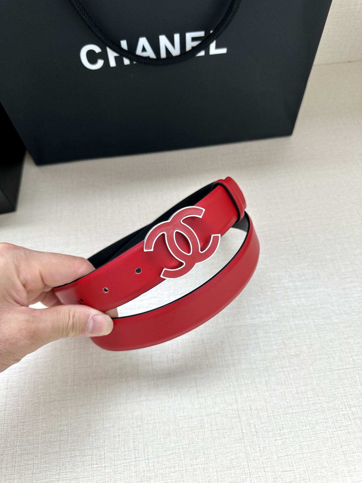 宽度3.0cm Chanel （香奈儿）进口柔软小牛皮纹路清晰五金配件金 银色/金属磨胶钢扣。