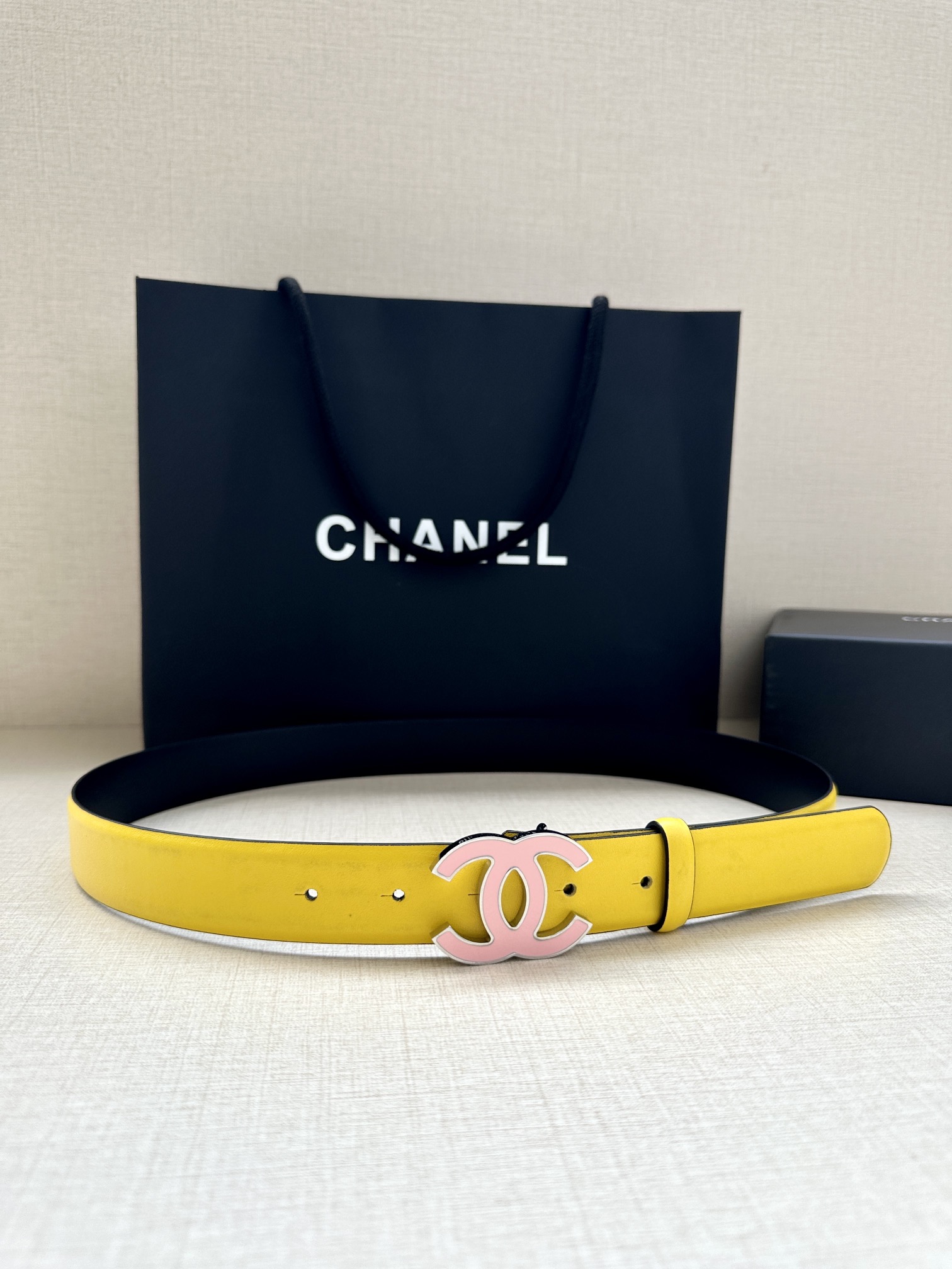 宽度3.0cm Chanel （香奈儿）进口柔软小牛皮纹路清晰五金配件金 银色/金属磨胶钢扣。