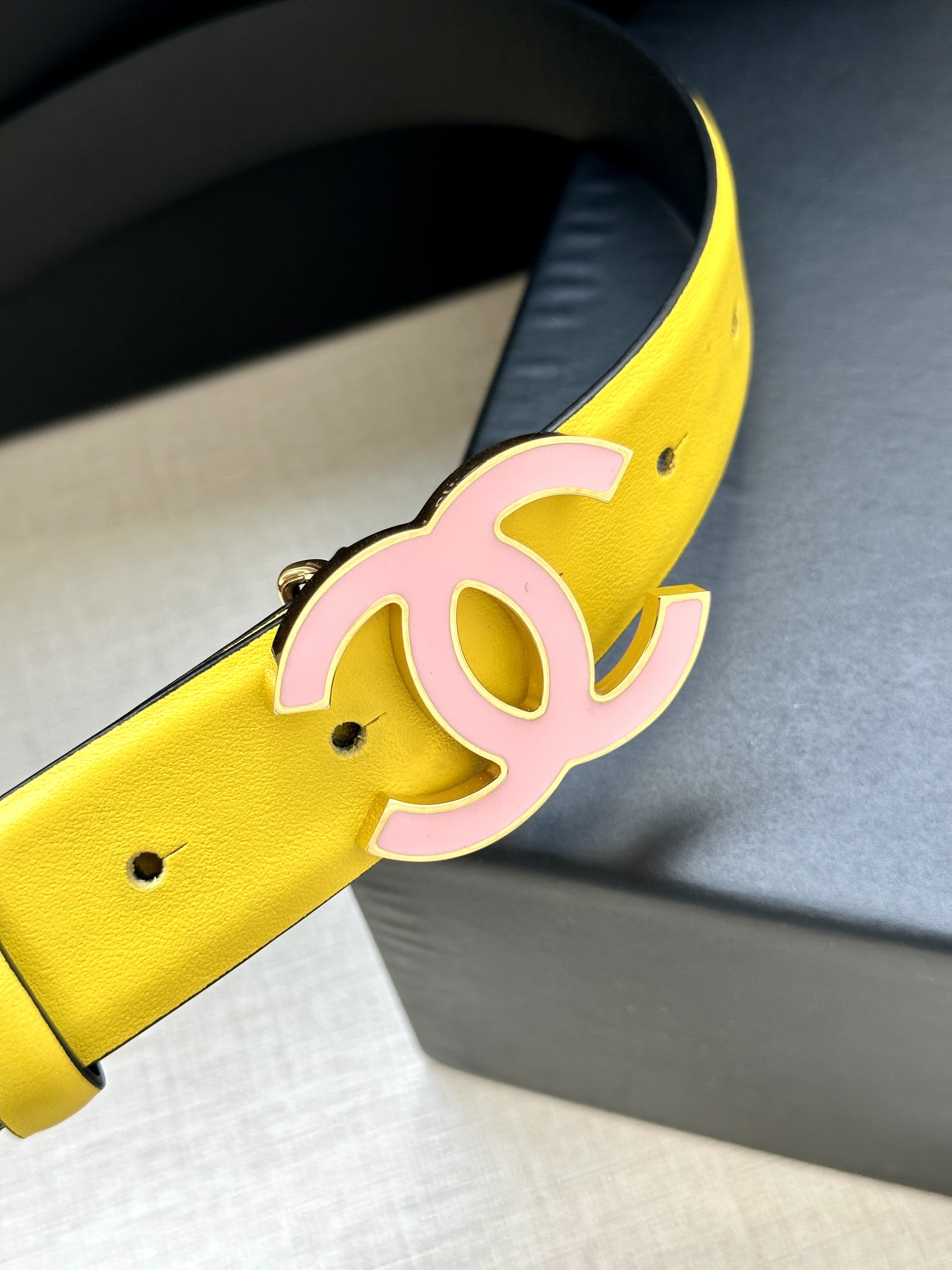 宽度3.0cm Chanel （香奈儿）进口柔软小牛皮纹路清晰五金配件金 银色/金属磨胶钢扣。