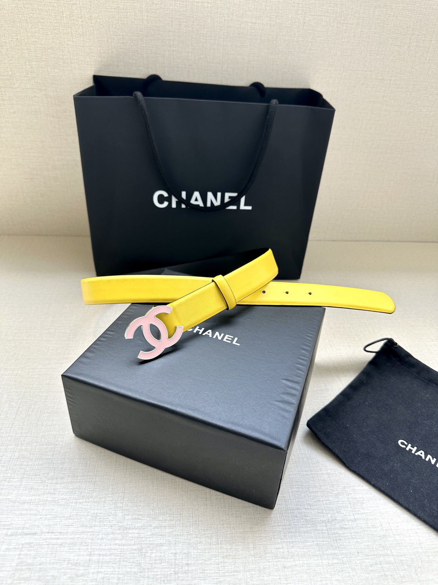 宽度3.0cm Chanel （香奈儿）进口柔软小牛皮纹路清晰五金配件金 银色/金属磨胶钢扣。