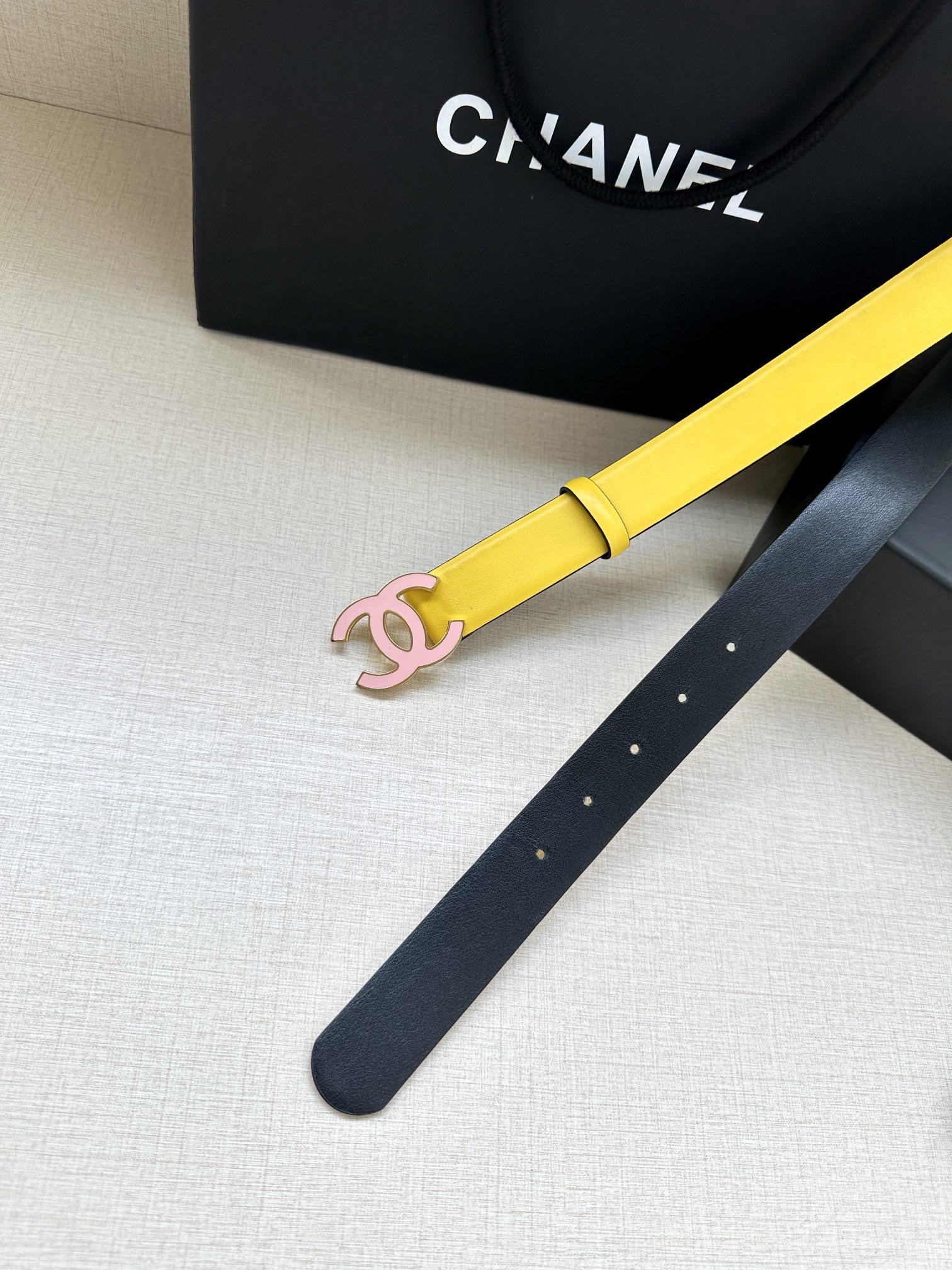 宽度3.0cm Chanel （香奈儿）进口柔软小牛皮纹路清晰五金配件金 银色/金属磨胶钢扣。