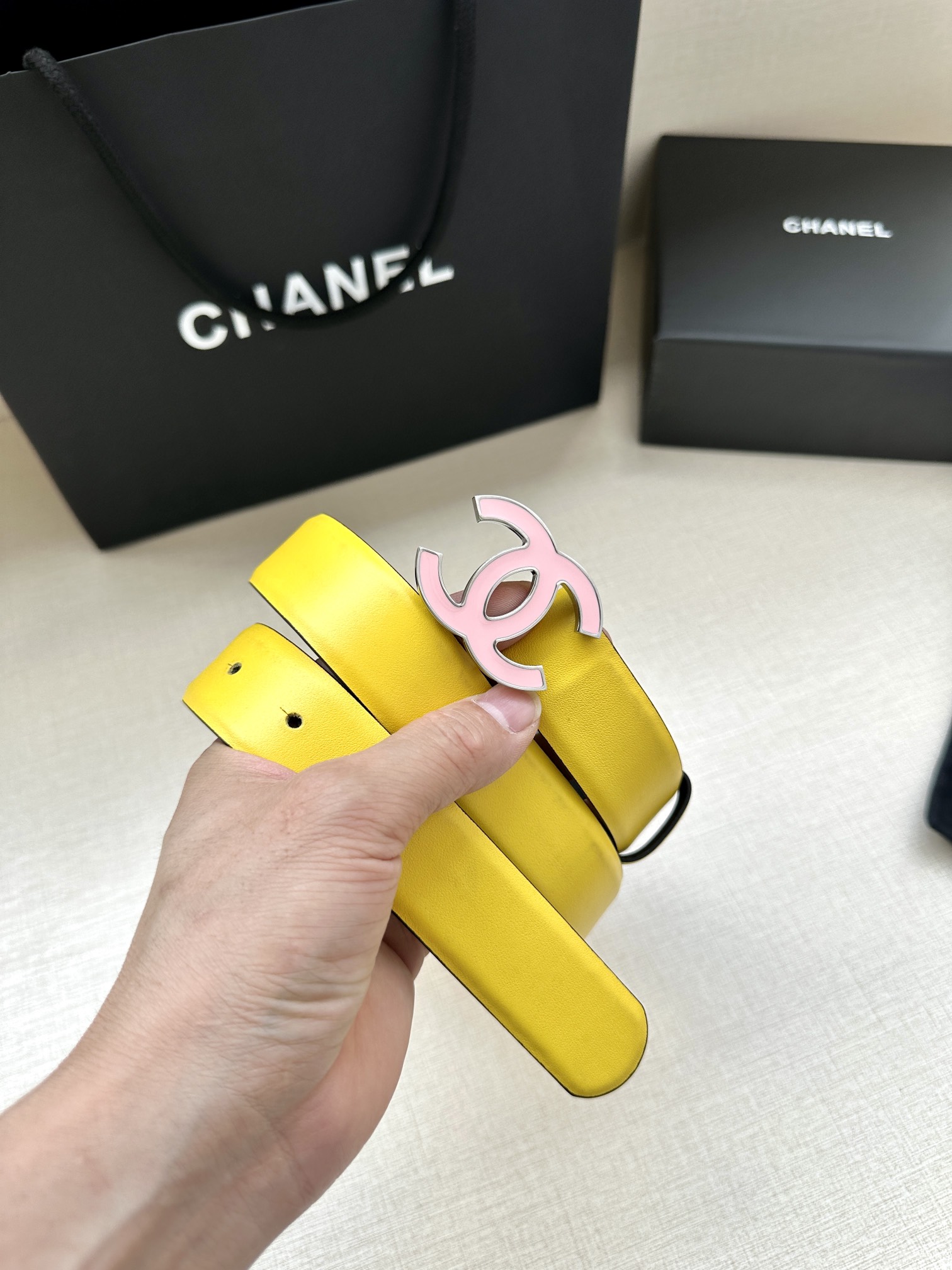 宽度3.0cm Chanel （香奈儿）进口柔软小牛皮纹路清晰五金配件金 银色/金属磨胶钢扣。