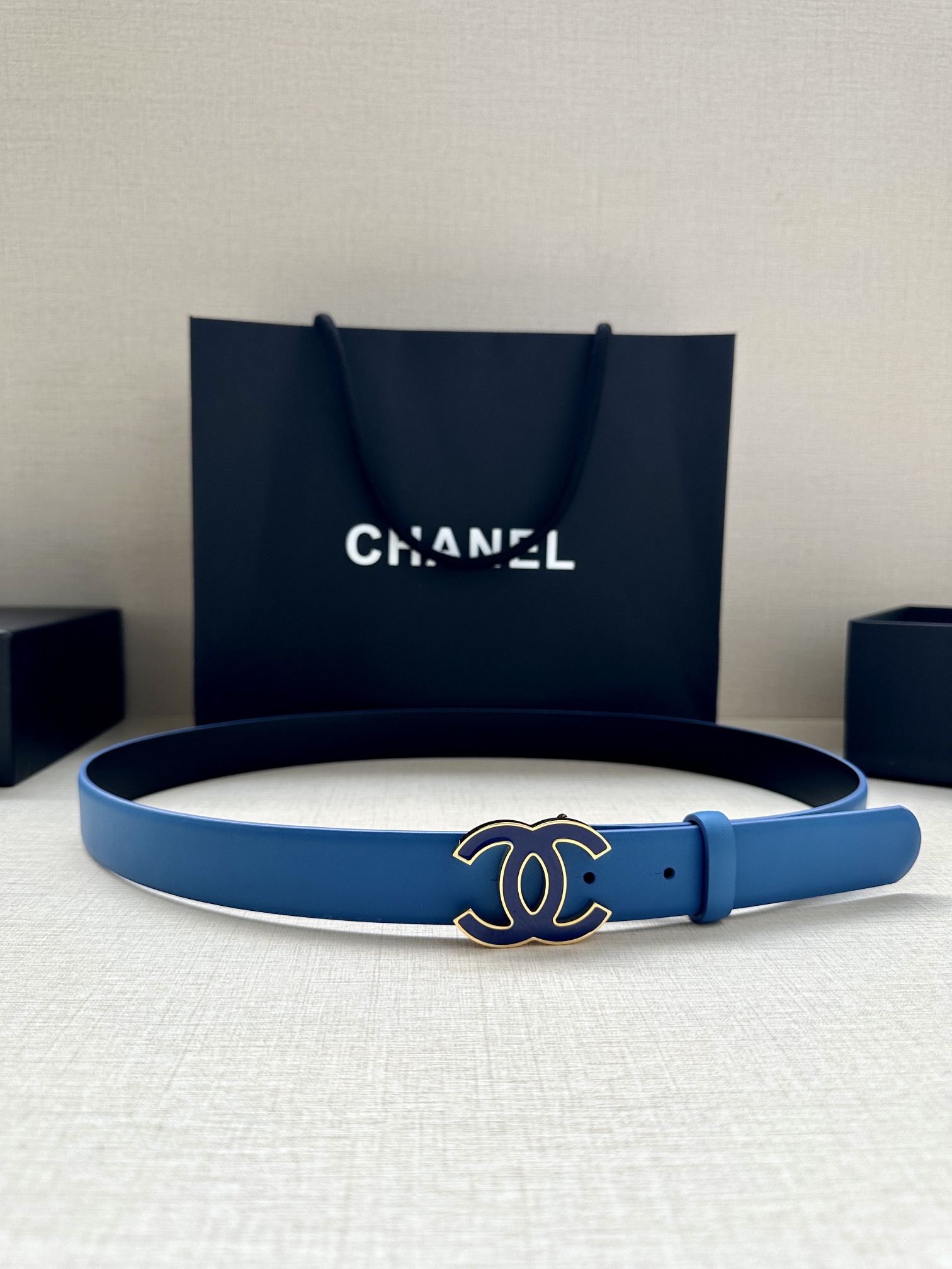 宽度3.0cm Chanel （香奈儿）进口柔软小牛皮纹路清晰五金配件金 银色/金属磨胶钢扣。
