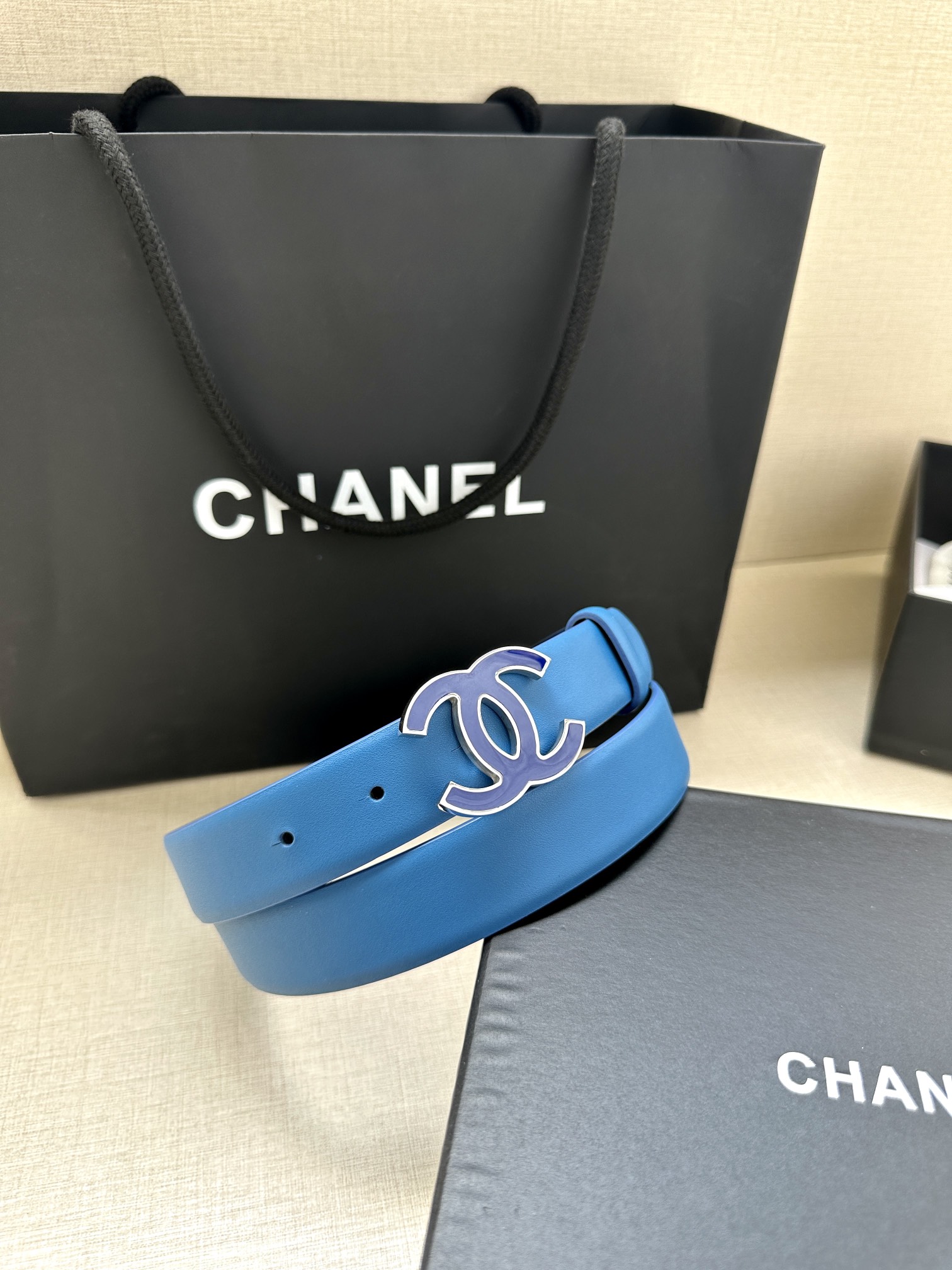 宽度3.0cm Chanel （香奈儿）进口柔软小牛皮纹路清晰五金配件金 银色/金属磨胶钢扣。