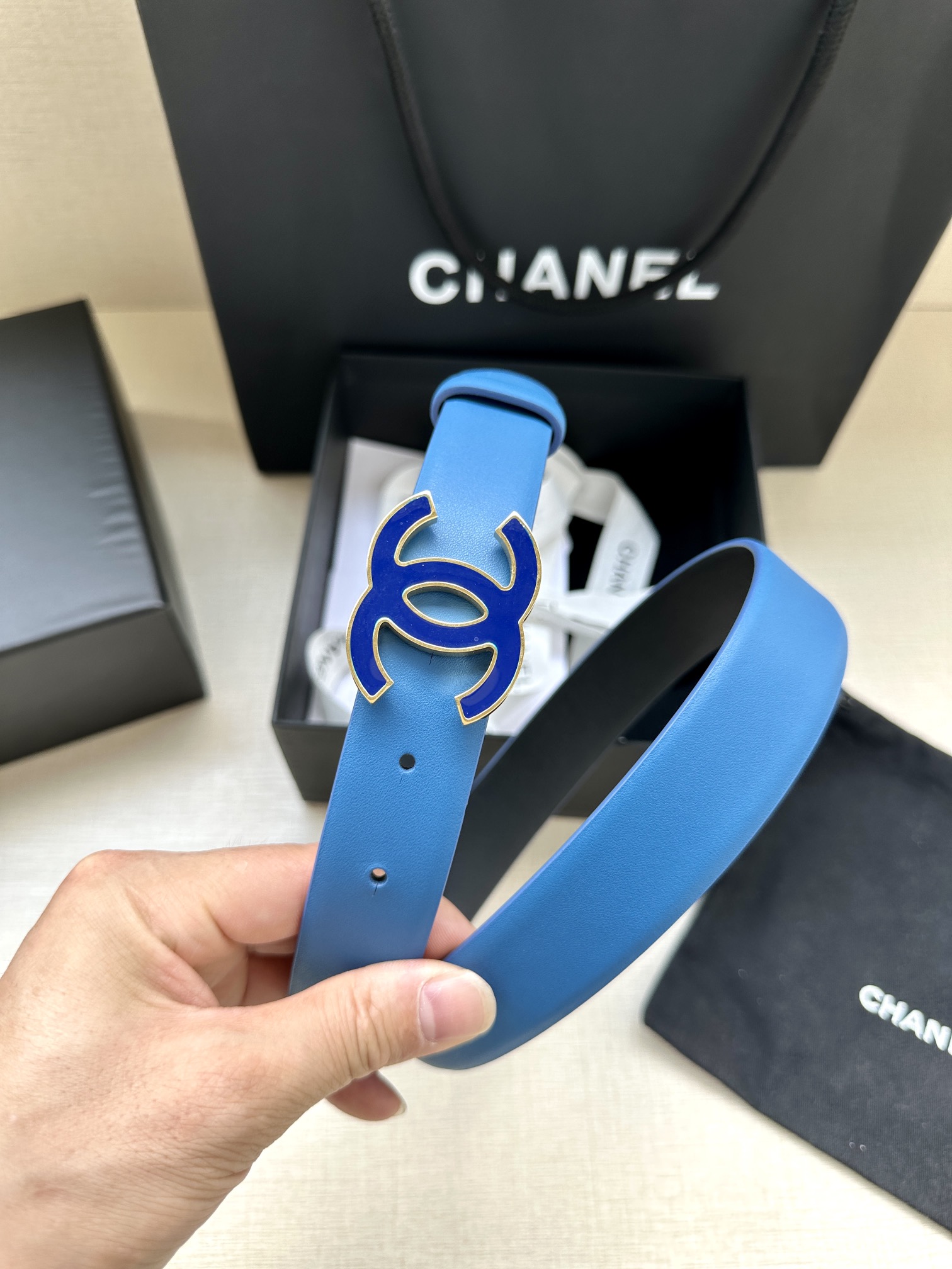 宽度3.0cm Chanel （香奈儿）进口柔软小牛皮纹路清晰五金配件金 银色/金属磨胶钢扣。