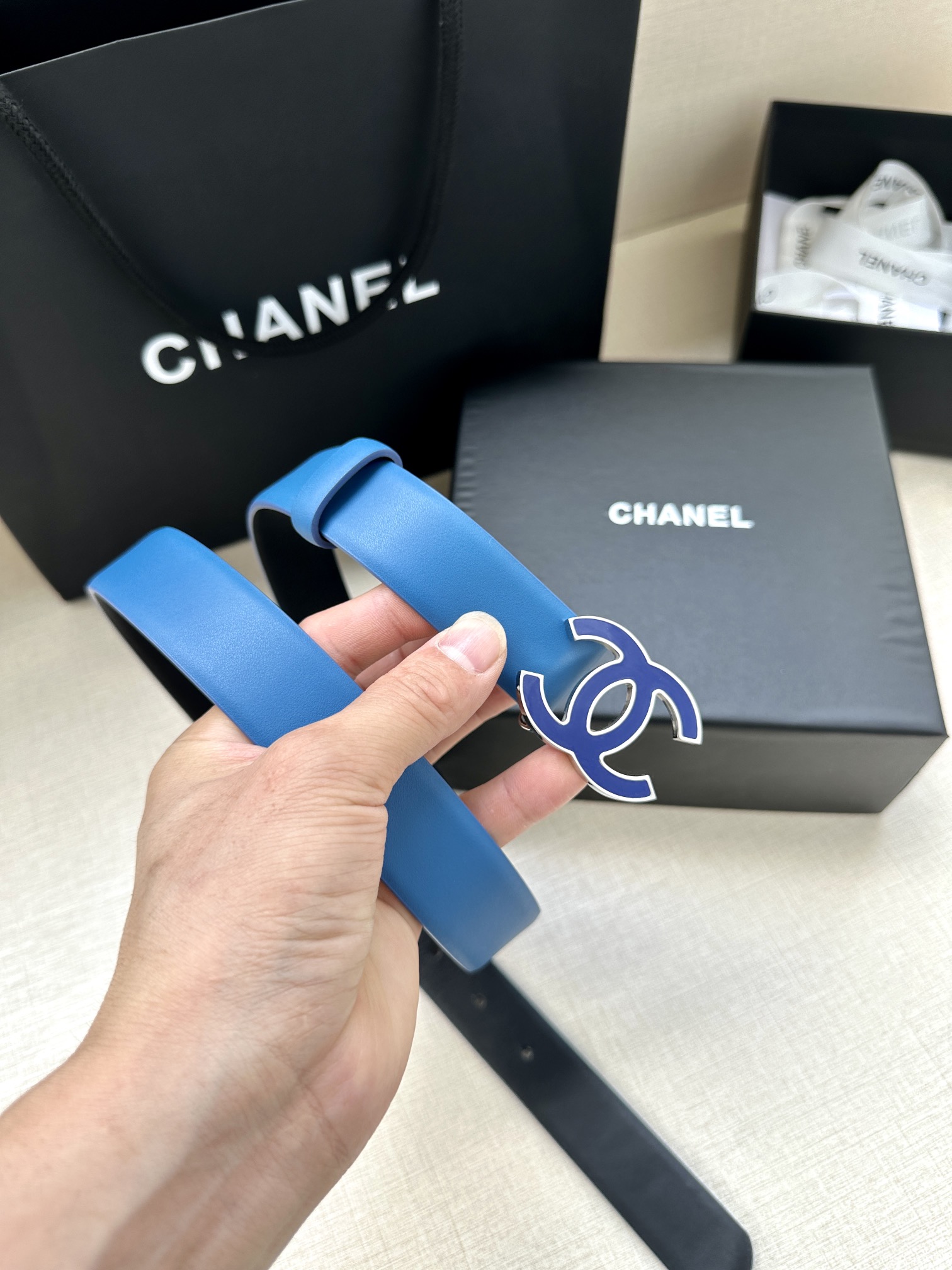 宽度3.0cm Chanel （香奈儿）进口柔软小牛皮纹路清晰五金配件金 银色/金属磨胶钢扣。