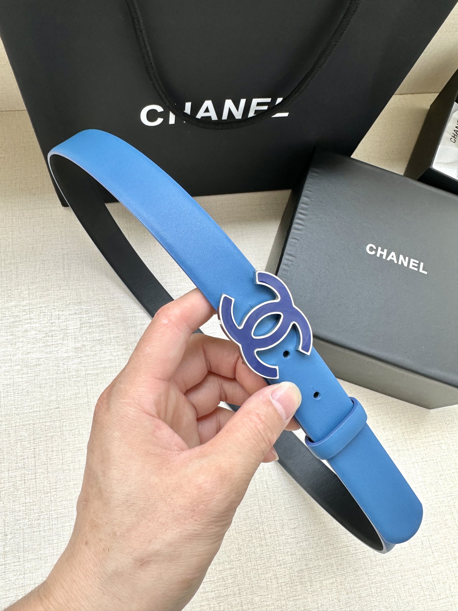 宽度3.0cm Chanel （香奈儿）进口柔软小牛皮纹路清晰五金配件金 银色/金属磨胶钢扣。