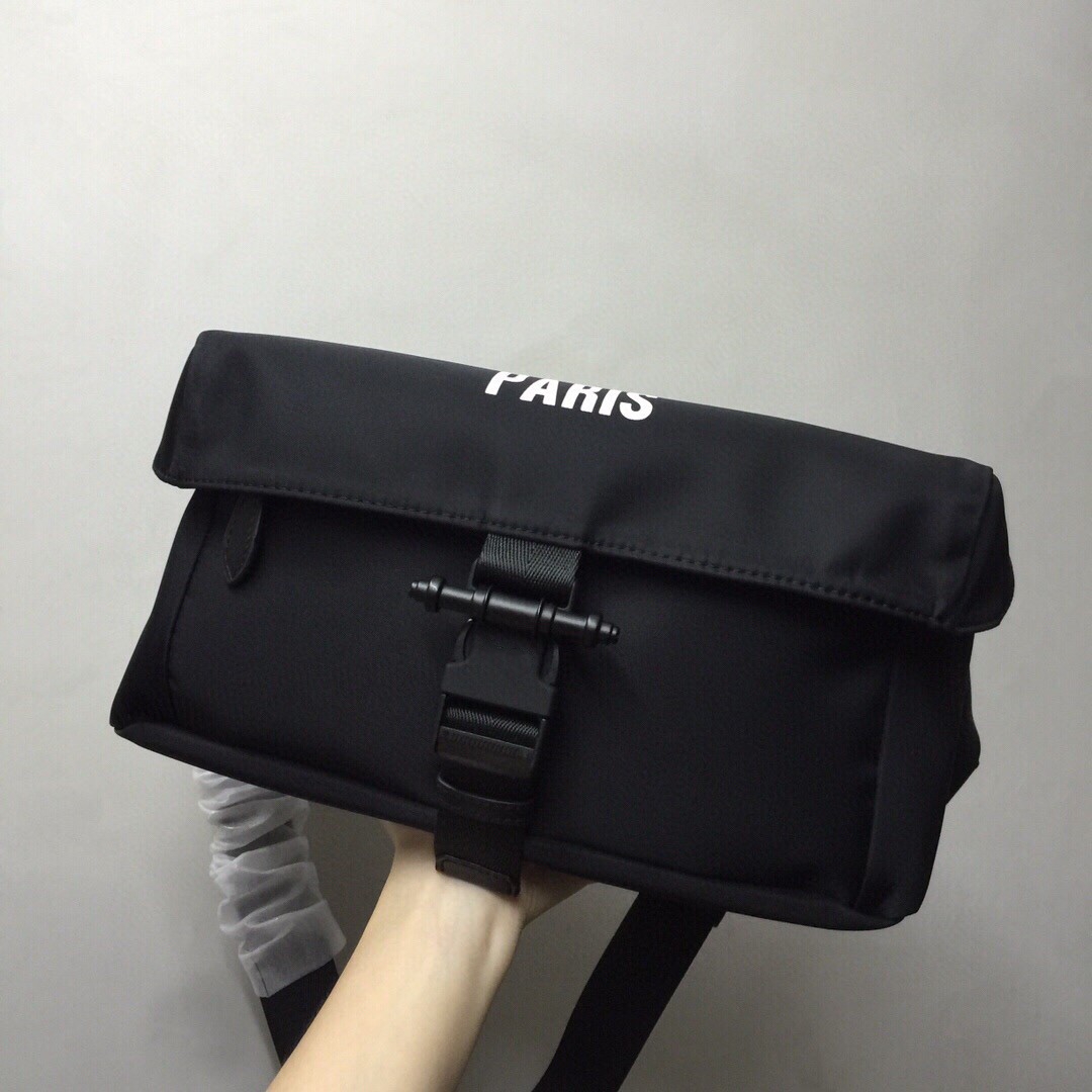 GIVENCHY纪梵希男款斜挎胸包/单肩包size:30x15x15cm背腻了双肩包那就试试它吧小巧轻便