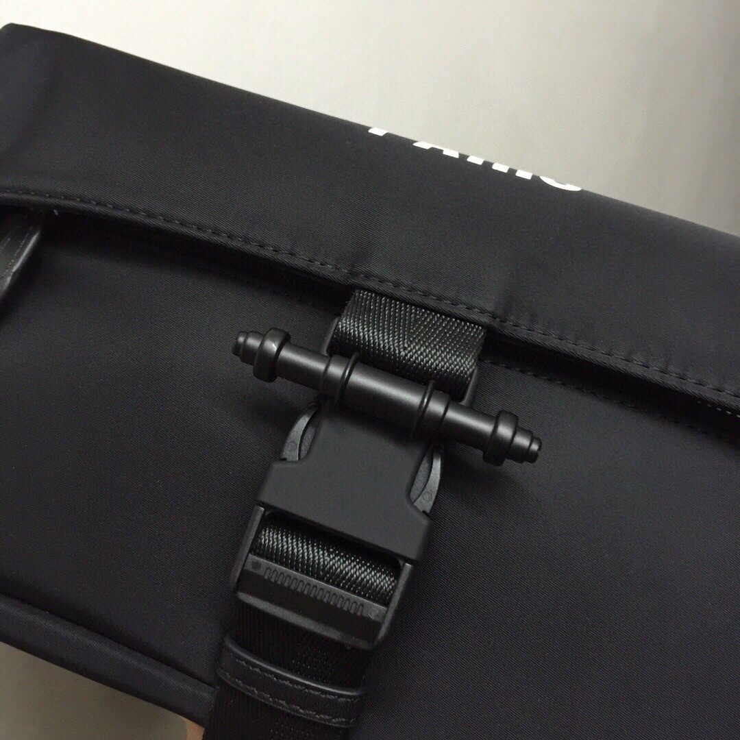 GIVENCHY纪梵希男款斜挎胸包/单肩包size:30x15x15cm背腻了双肩包那就试试它吧小巧轻便