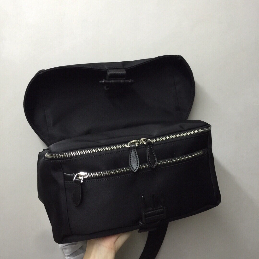 GIVENCHY纪梵希男款斜挎胸包/单肩包size:30x15x15cm背腻了双肩包那就试试它吧小巧轻便