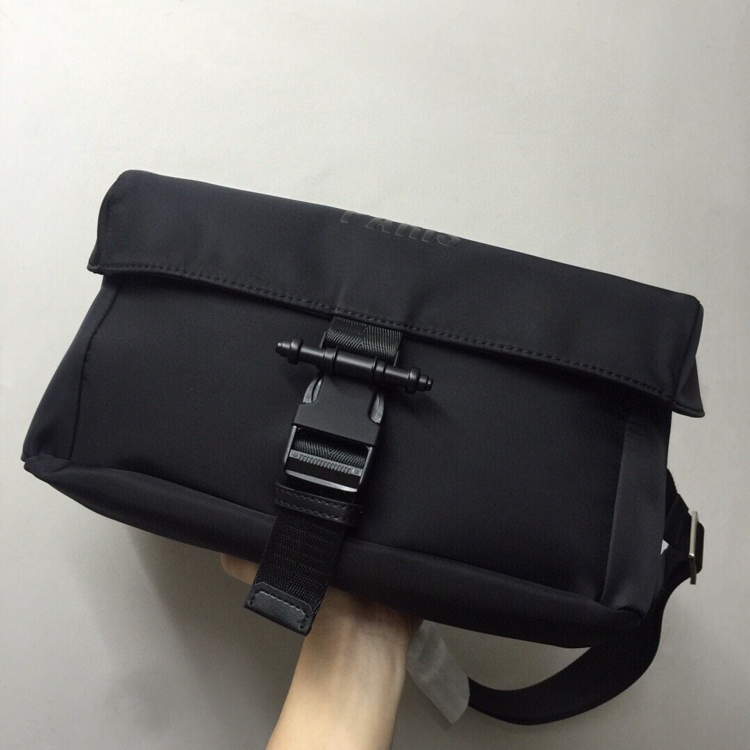 GIVENCHY纪梵希男款斜挎胸包/单肩包size:30x15x15cm背腻了双肩包那就试试它吧小巧轻便