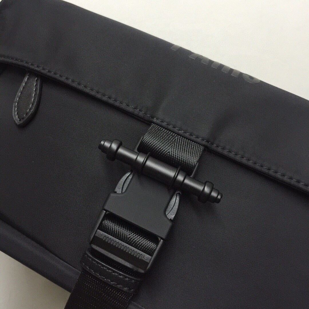 GIVENCHY纪梵希男款斜挎胸包/单肩包size:30x15x15cm背腻了双肩包那就试试它吧小巧轻便