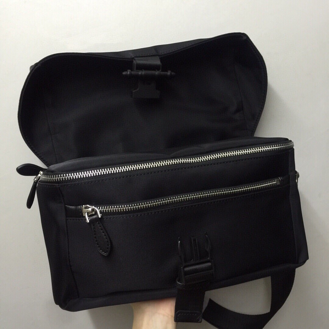 GIVENCHY纪梵希男款斜挎胸包/单肩包size:30x15x15cm背腻了双肩包那就试试它吧小巧轻便