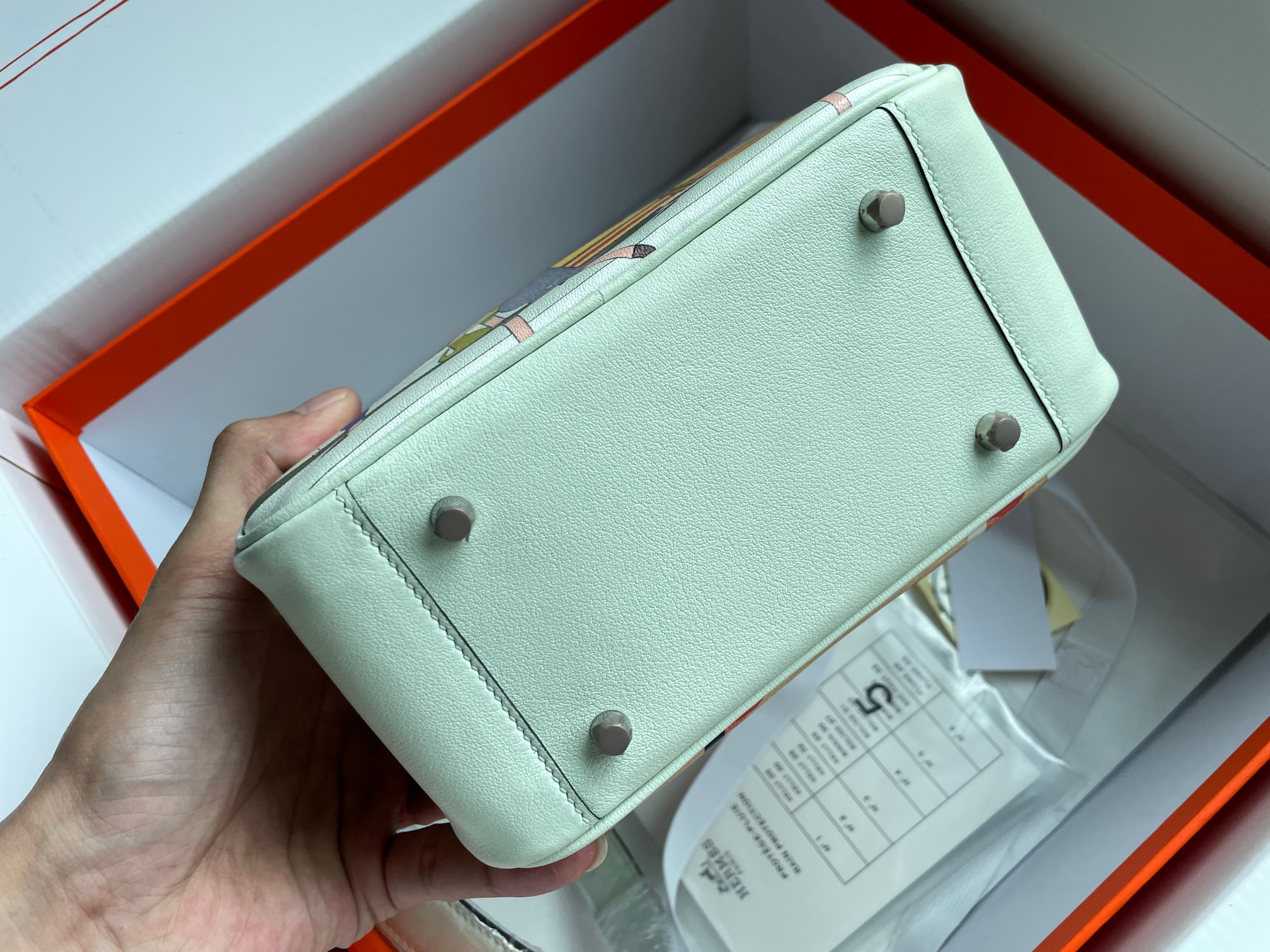 Hermès Hermes Lindy series, it is said that the design is inspired by saddles, and the color matching refers to the classic saddle colors. Of cou