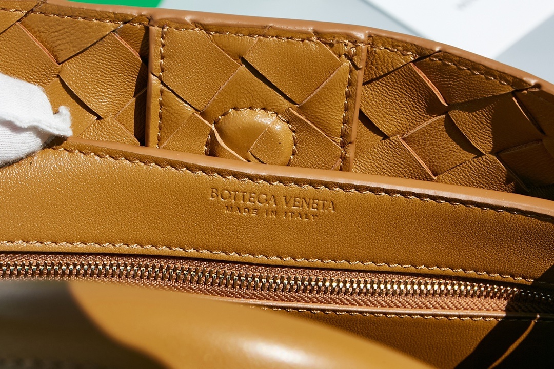 BottegaVeneta2023夏季系列Andiamo手袋大牌明星相继撞款!刘雯杜鹃井柏然米卡郭采洁等