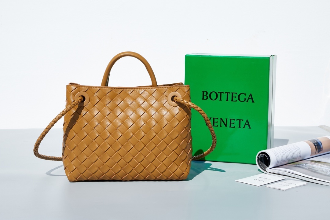 BottegaVeneta2023夏季系列Andiamo手袋大牌明星相继撞款!刘雯杜鹃井柏然米卡郭采洁等
