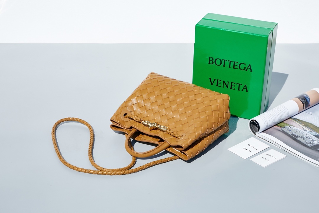 BottegaVeneta2023夏季系列Andiamo手袋大牌明星相继撞款!刘雯杜鹃井柏然米卡郭采洁等