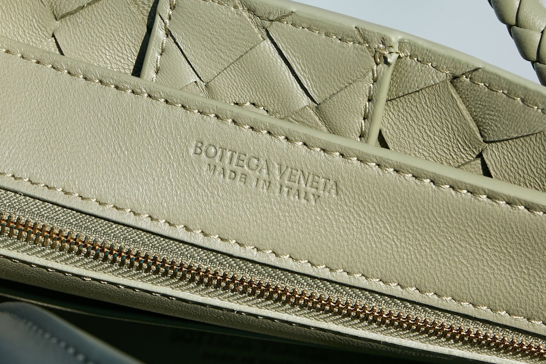 BottegaVeneta2023夏季系列Andiamo手袋大牌明星相继撞款!刘雯杜鹃井柏然米卡郭采洁等